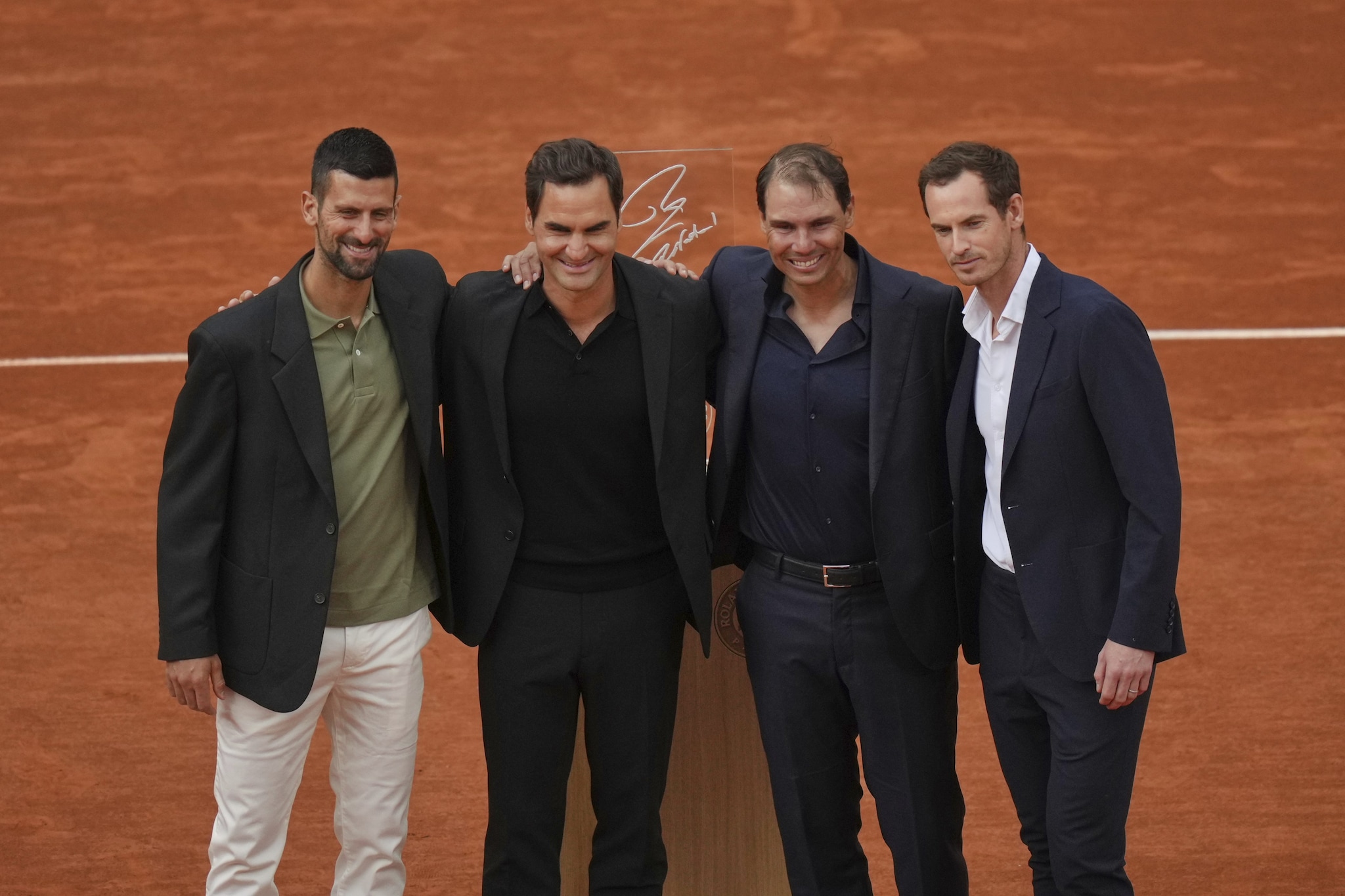 Rafa Nadal nel momento della celebrazione al Roland Garros con Djokovic, Federer e Murray.