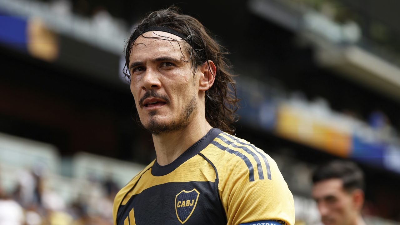 La bufala sul ritiro dal calcio di Cavani che ha ingannato tutti i tifosi: cosa c'è di vero