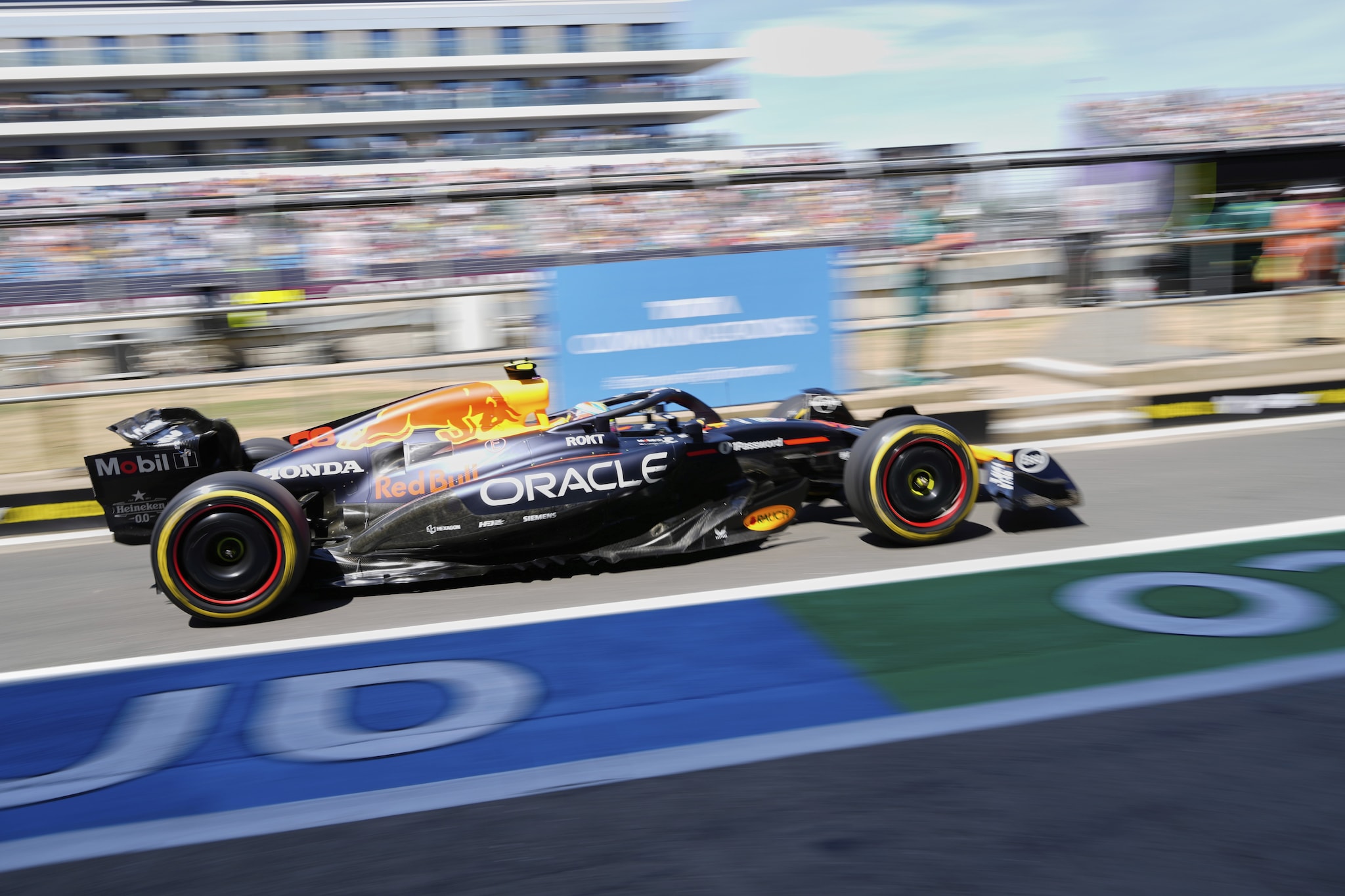 Arvid Lindblad alla guida della Red Bull a Silverstone, durante le prove libere 1.