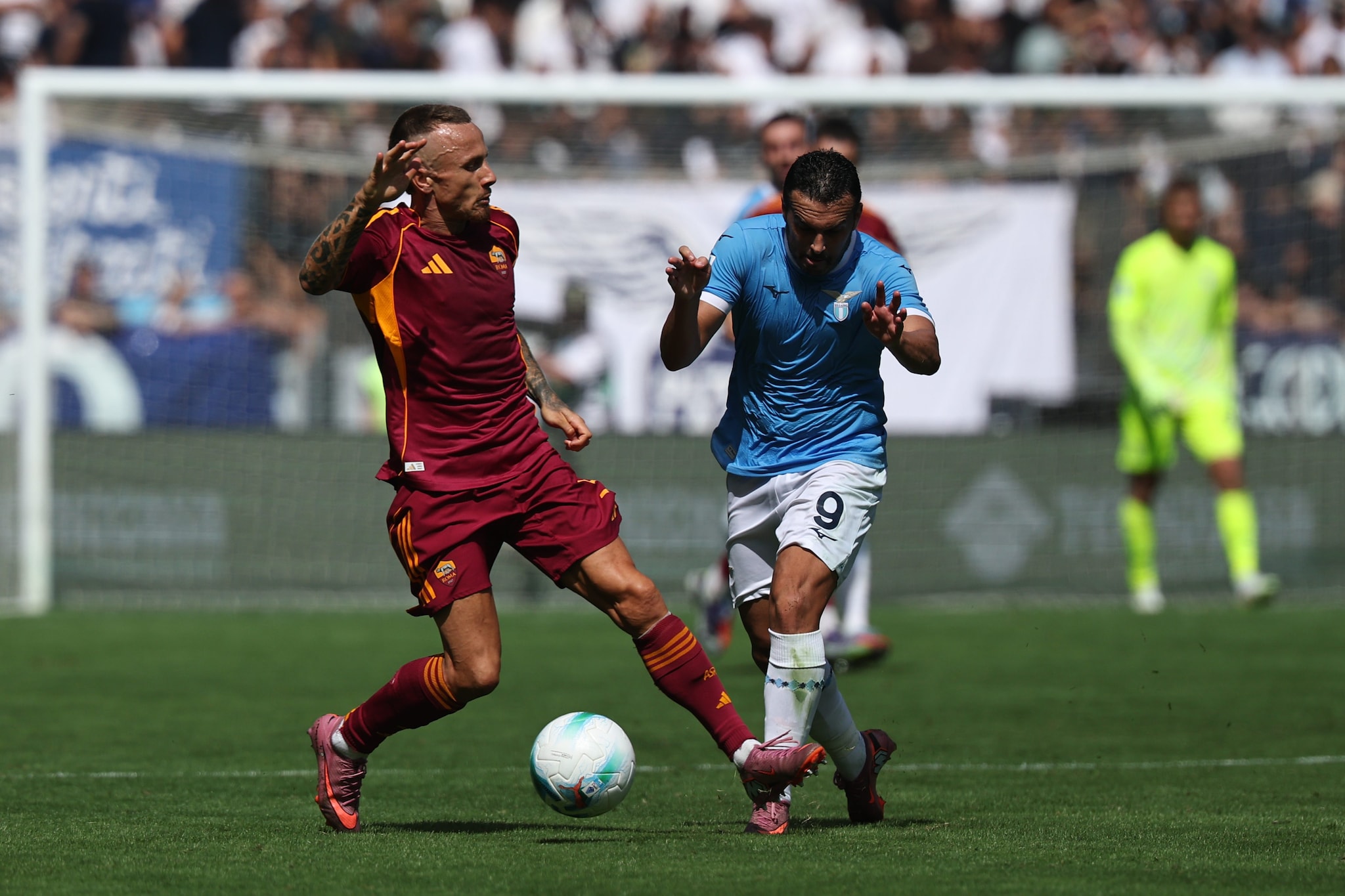 Angelino in azione contro la Lazio.