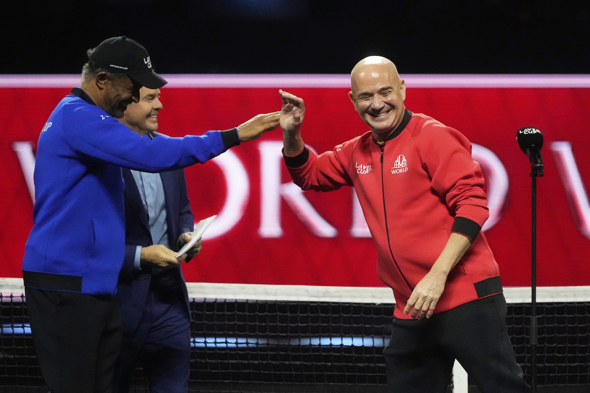 Andre Agassi con Yannick Noah al termine della Laver Cup 2025.