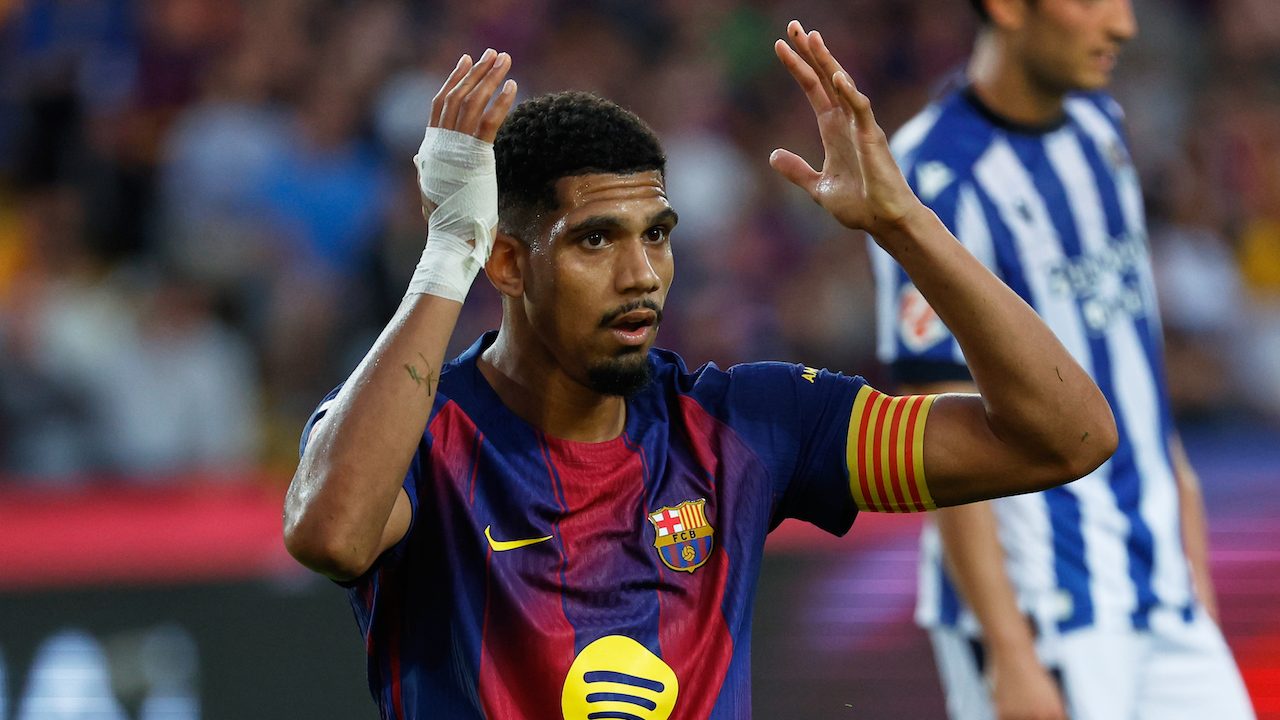 Araujo con la fascia da capitano del Barcellona.