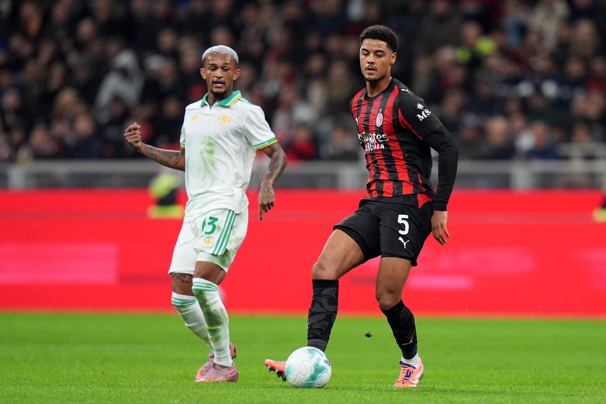 Koni de Winter gioca nel Milan, che lo ha prelevato dal Genoa.