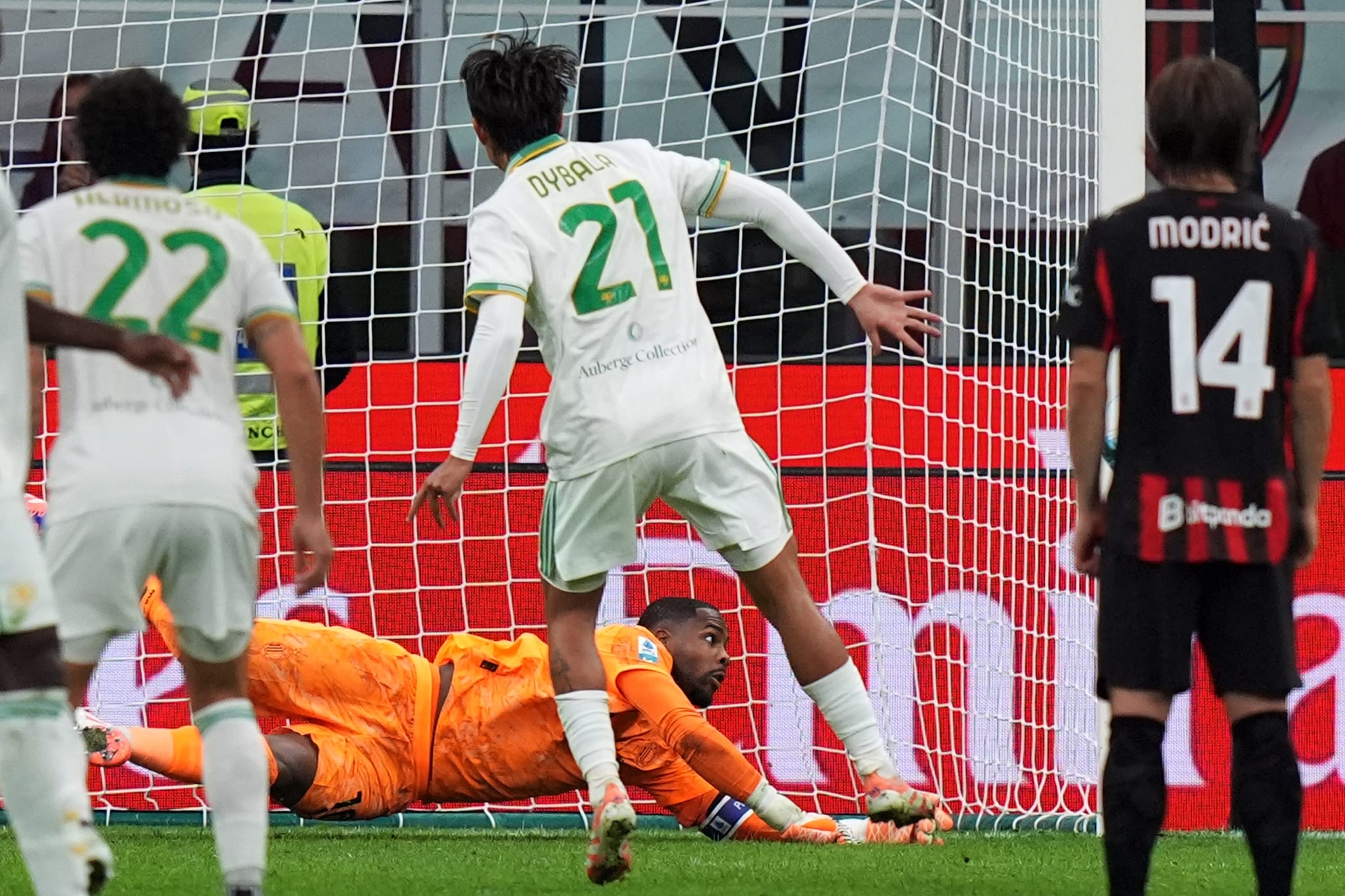 Paulo Dybala calcia il rigore, Mike Maignan para: è il momento decisivo dell’ultimo Milan–Roma.