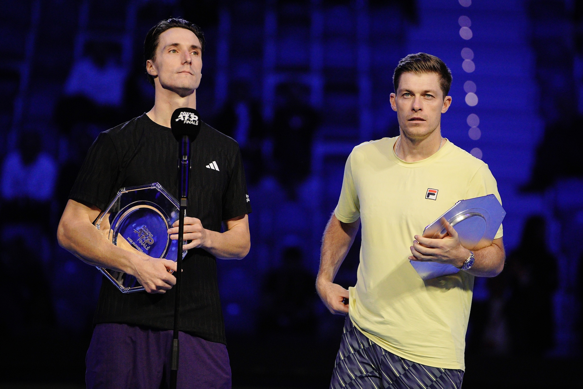 Calvin Betton è il coach di Patten, tennista inglese specialista del doppio vincitore delle Finals di doppio 2025. Il primo da sinistra, l’altro è Heliovaara.