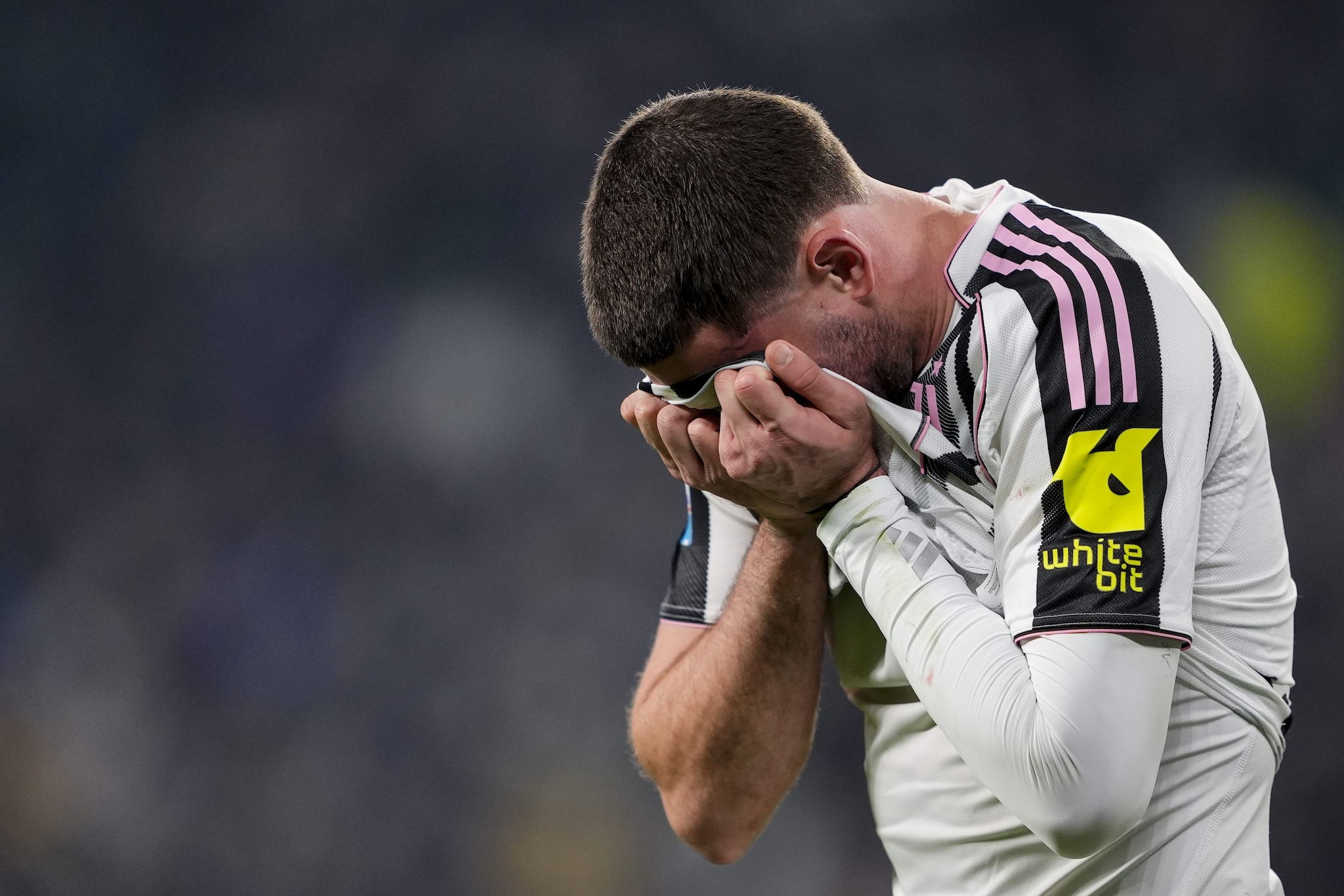 L’attaccante della Juventus rischia uno stop di almeno due mesi e salterà almeno una dozzina di partite tra Serie A, Champions League e Coppa Italia.