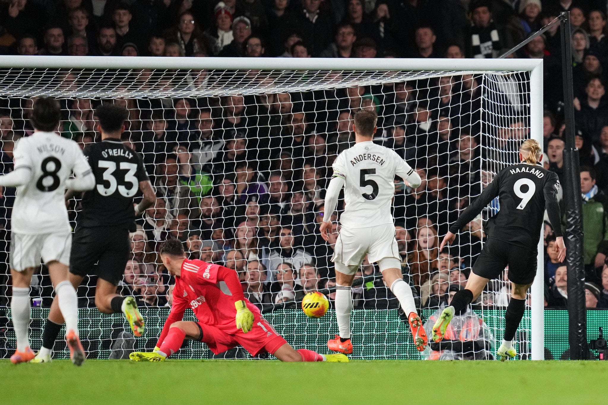 Haaland naturalmente a segno nel 5–4 del Manchester City, gol pure per Reijnders.