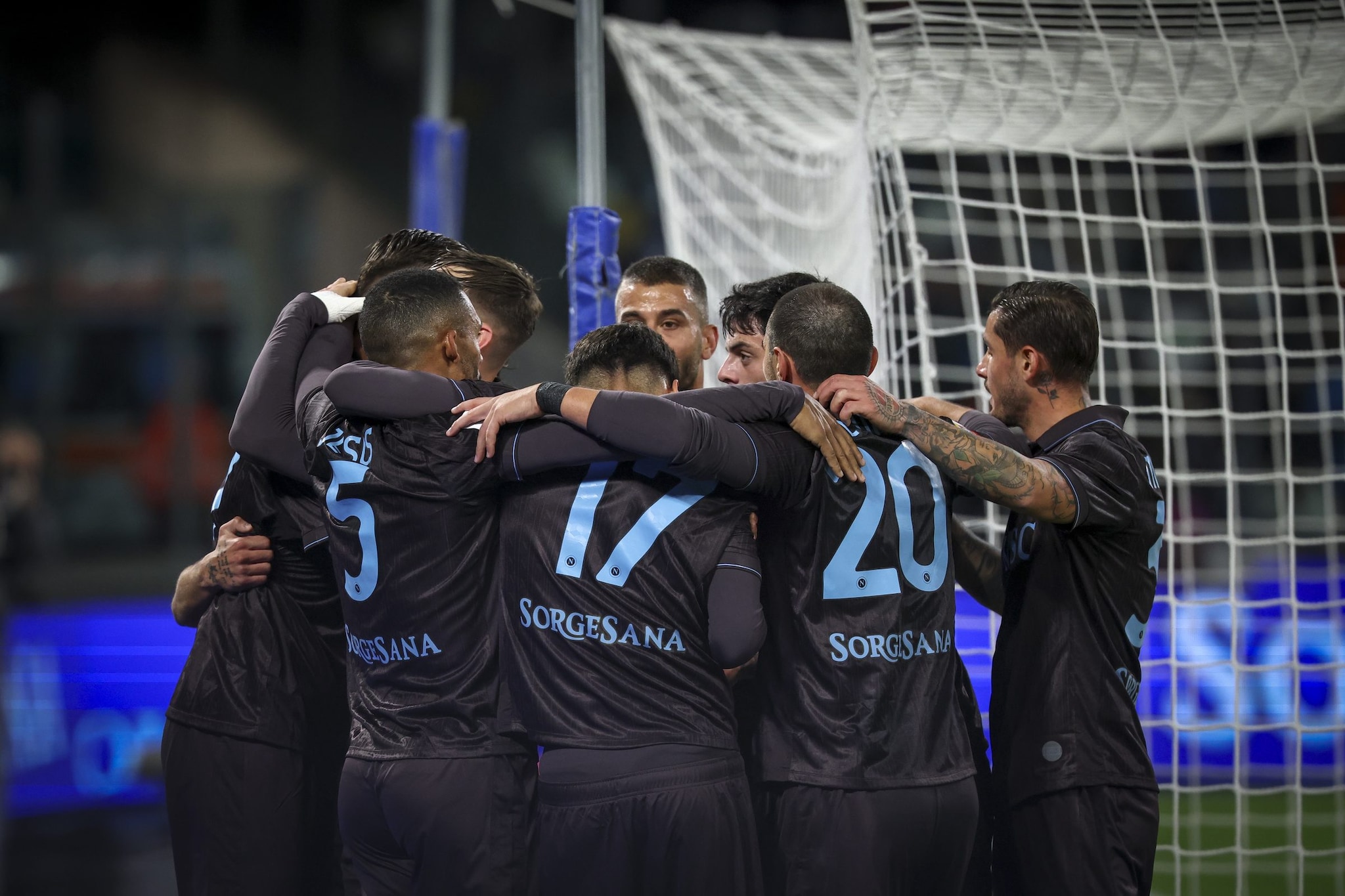 Il Napoli batte il Cagliari solo ai rigori, è finita 10-9 dopo l'1-1 al 90°: ai quarti sfida Fiorentina o Como