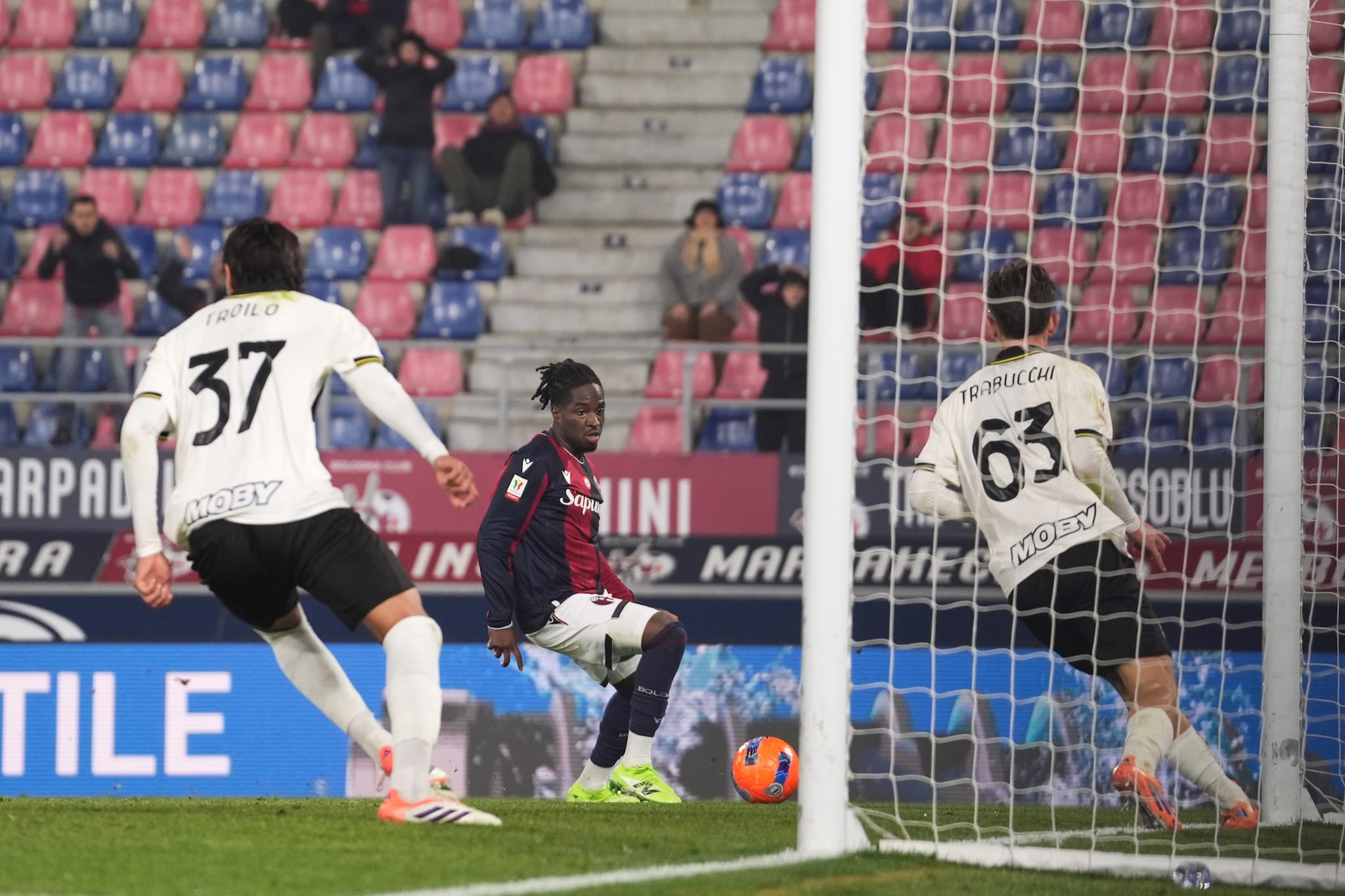 La rete di Rowe che riporta Bologna–Parma sull’1–1 a fine primo tempo