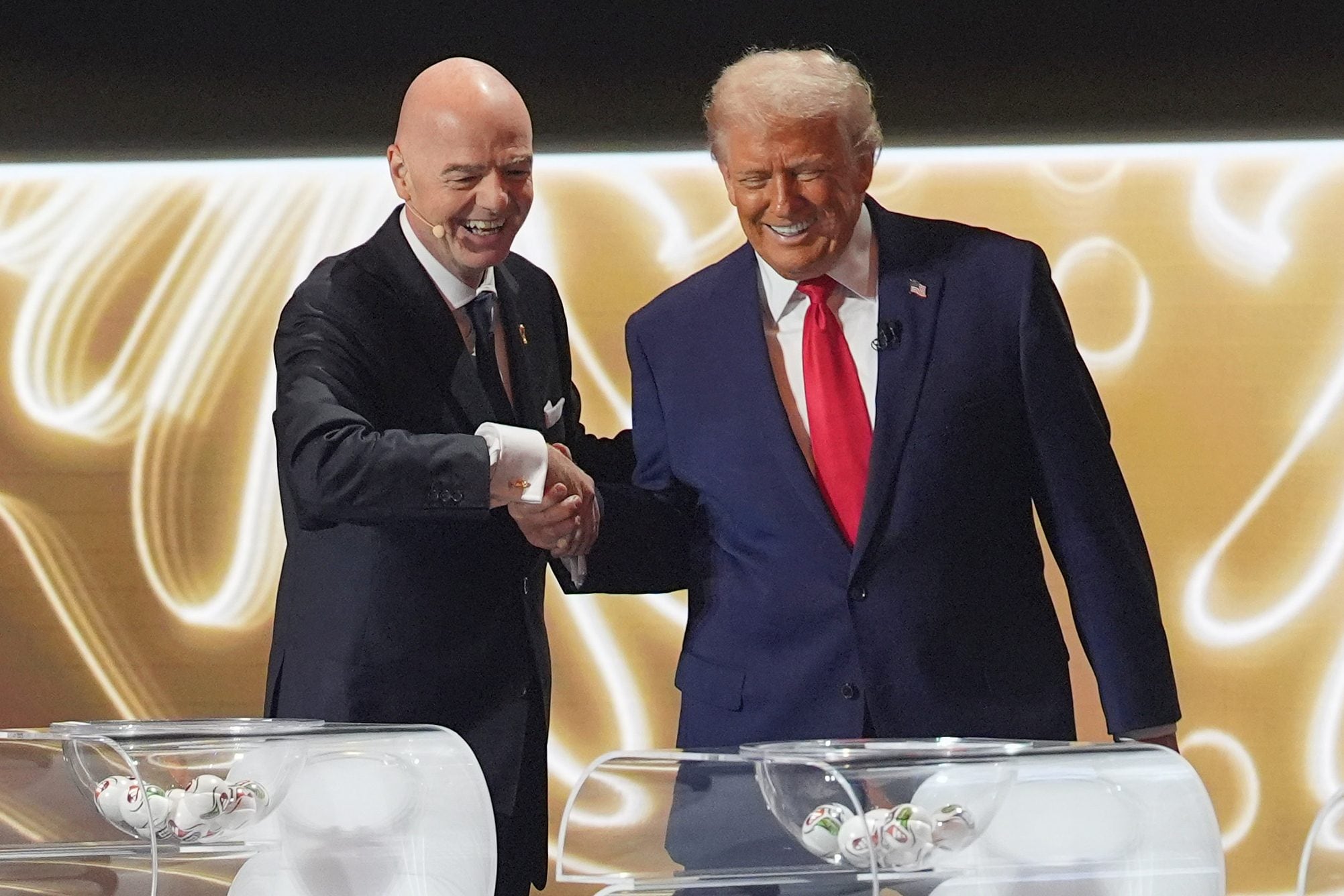 Infantino sotto accusa per aver consegnato il premio a Trump