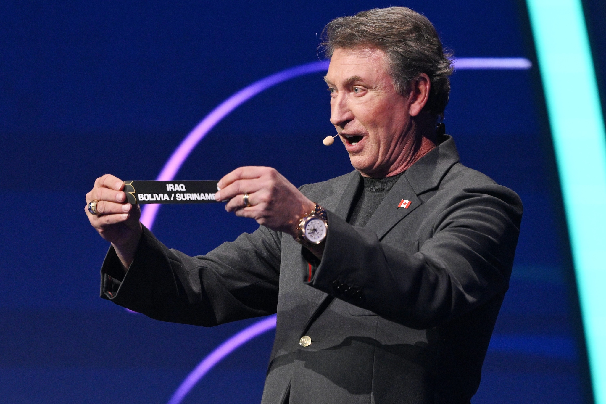 Il sorteggio dei Mondiali 2026. Wayne Gretzky, leggenda dell’hockey, che pesca Suriname, Bolivia e Iraq.