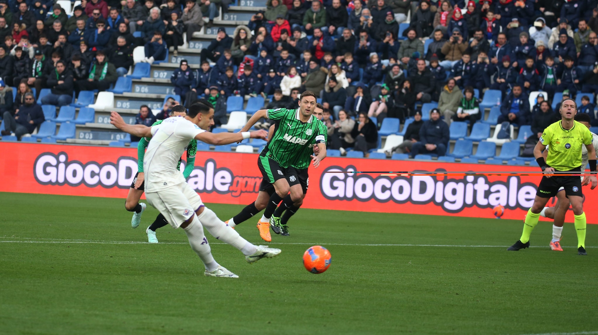 Il momento del rigore calciato da Mandragora che ha scatenato le polemiche