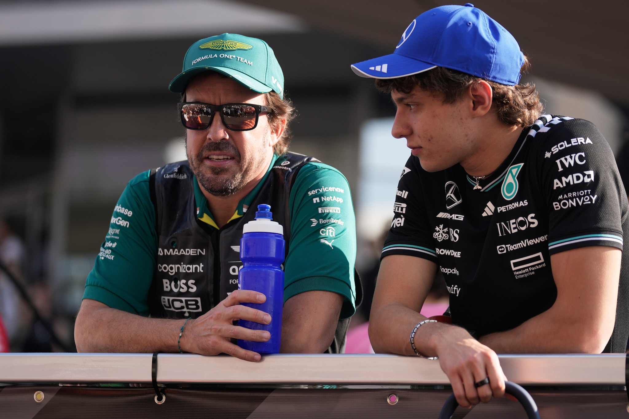 Fernando Alonso e Kimi Antonelli prima del Gran Premio di Abu Dhabi.