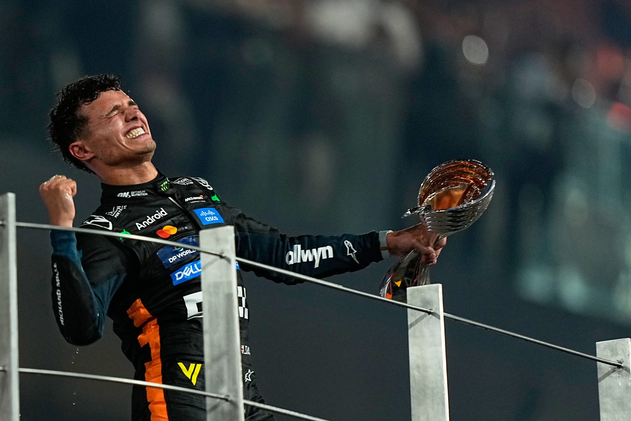 Lando Norris celebra il titolo Mondiale 2025 sul podio di Abu Dhabi.