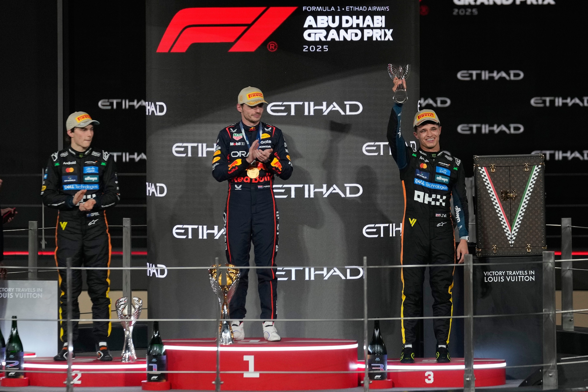 Oscar Piastri, Max Verstappen e Lando Norris sul podio del Gran Premio di Abu Dhabi.