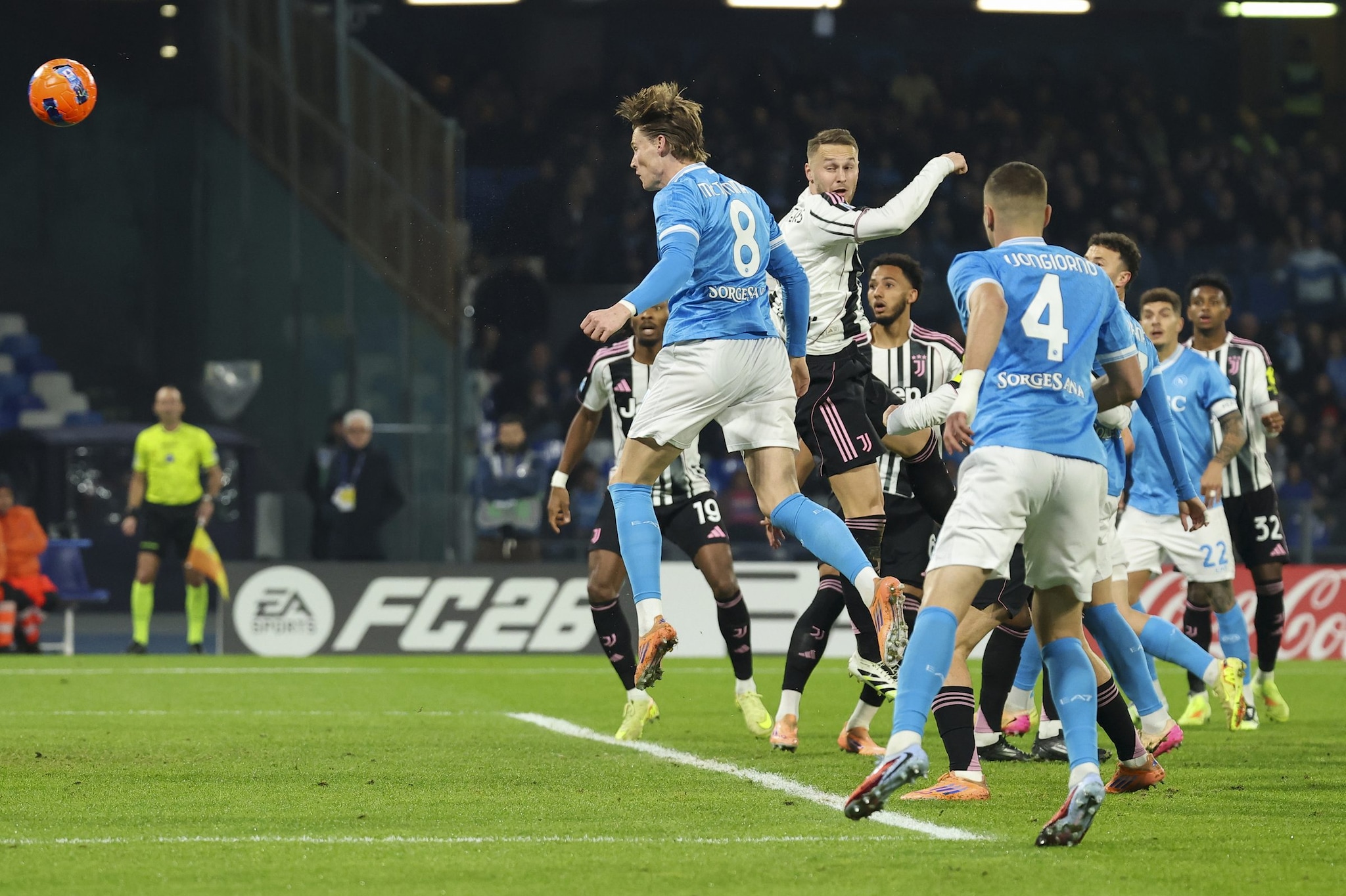 Un momento di Napoli–Juventus al Maradona.