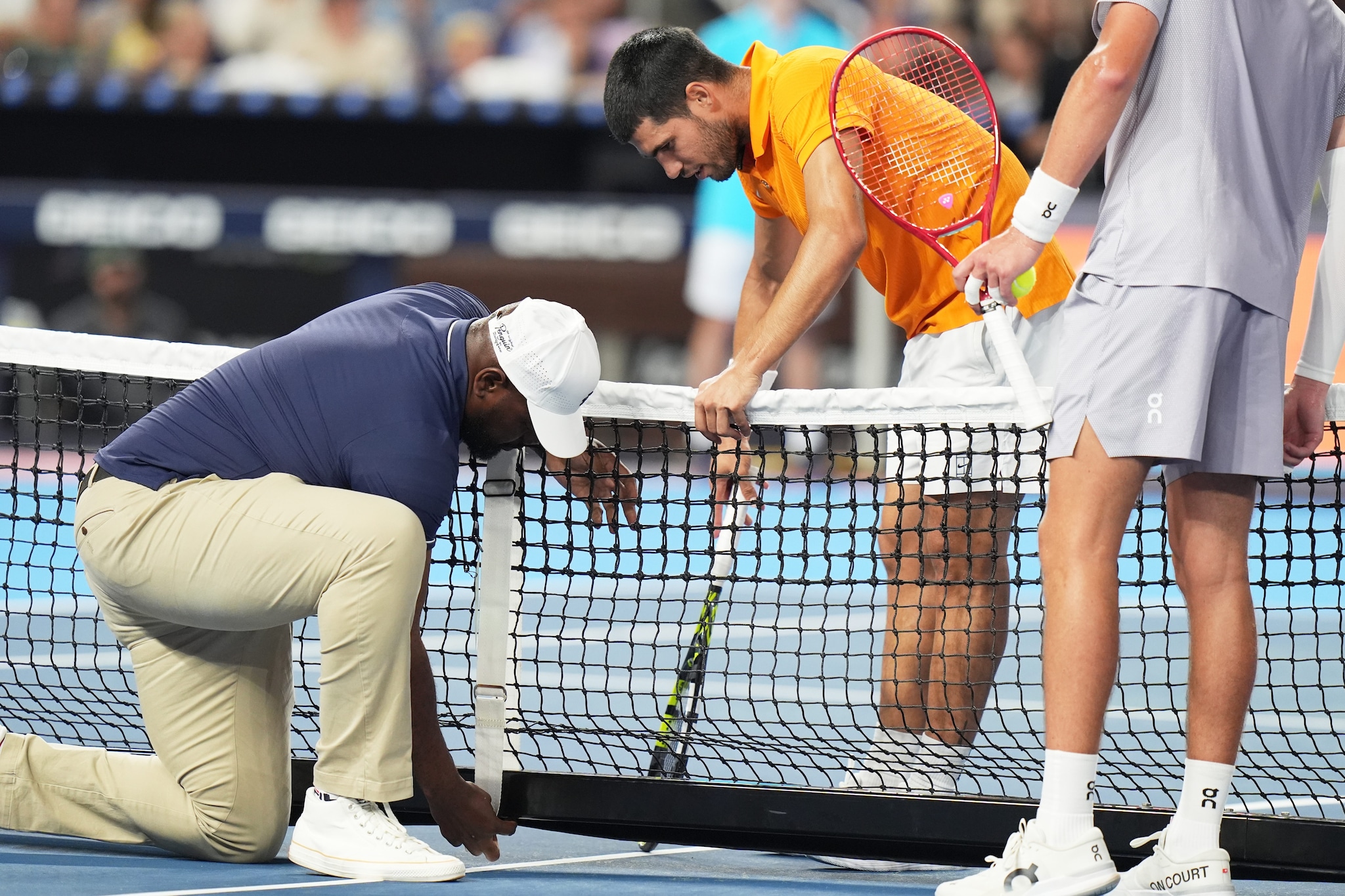 Alcaraz durante un momento particolare dell’esibizione di Miami con Fonseca.