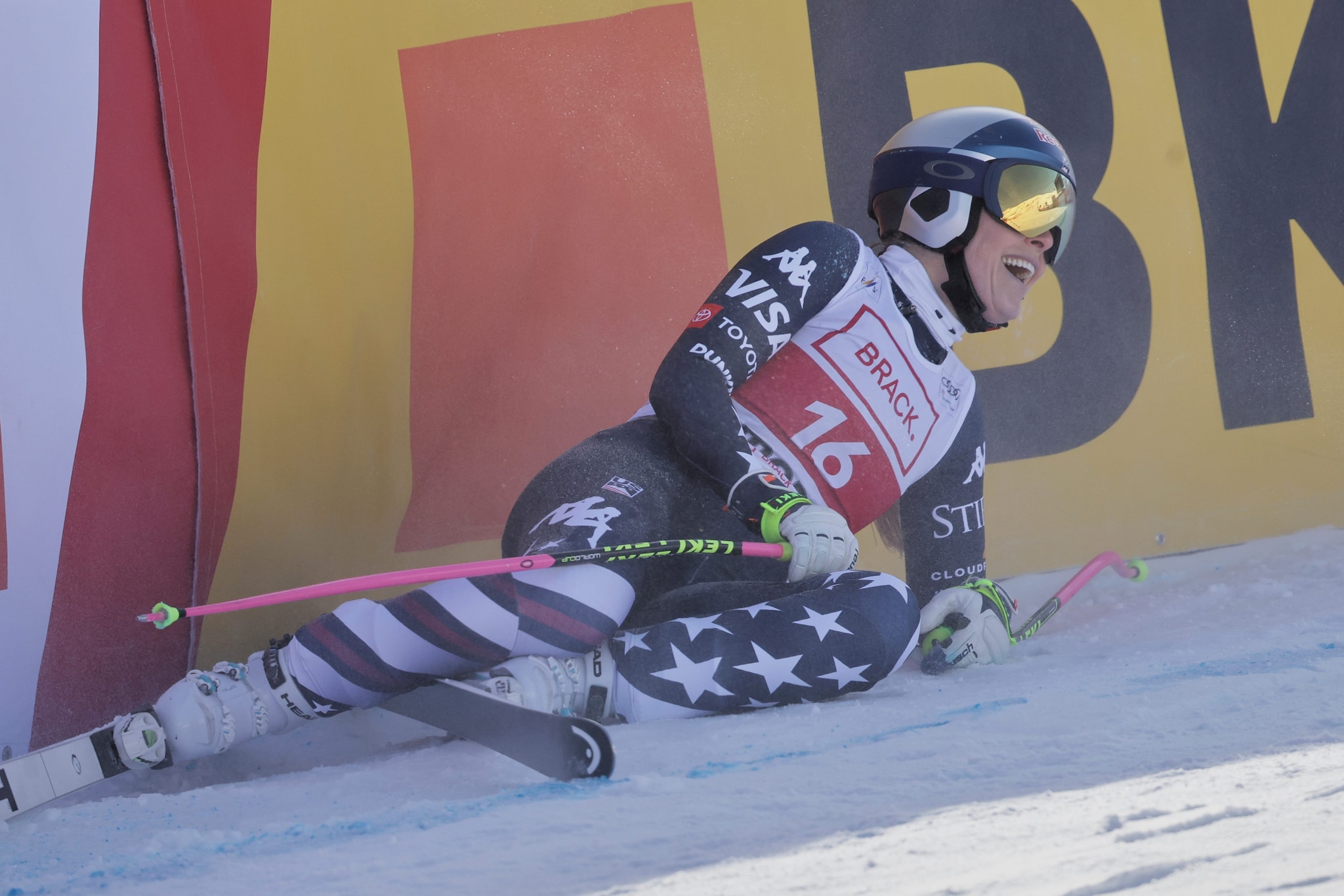 La gioia di Lindsey Vonn, caduta per l’enorme velocità subito dopo aver tagliato il traguardo.