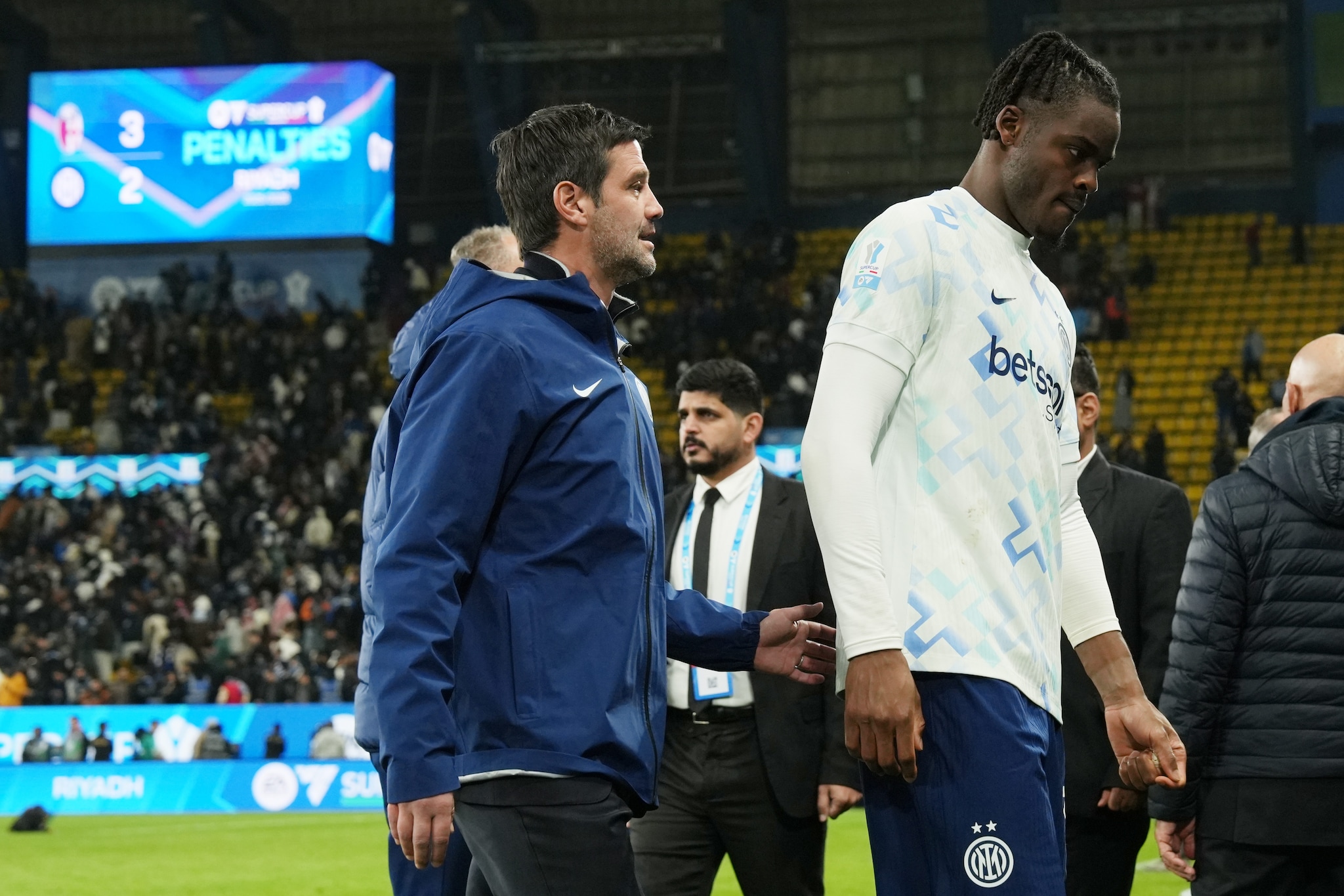 Chivu dopo aver perso la semifinale di Supercoppa ai rigori, lascia il campo