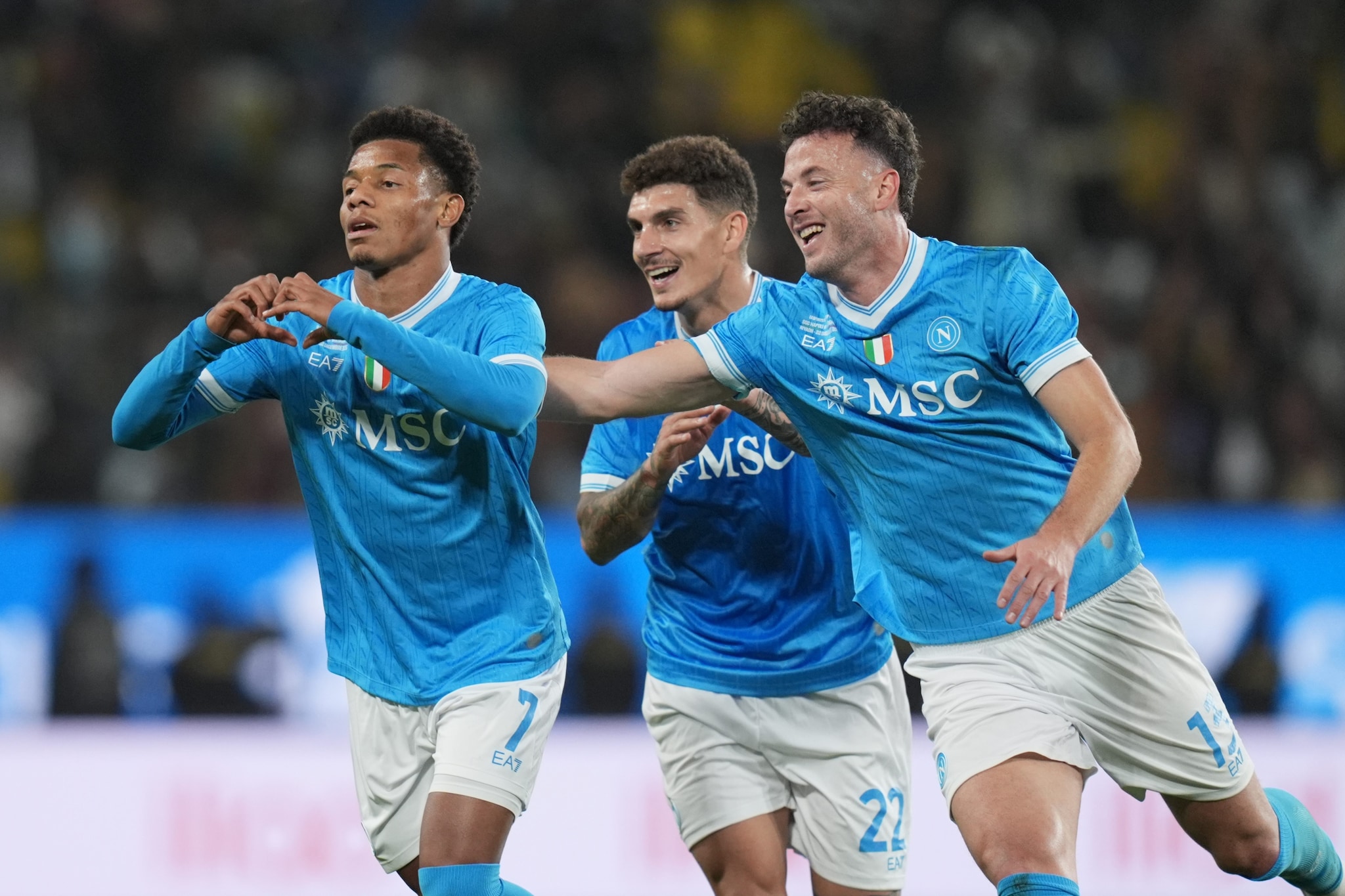 David Neres celebra il gran gol dell’1–0 nella finale con il Bologna.