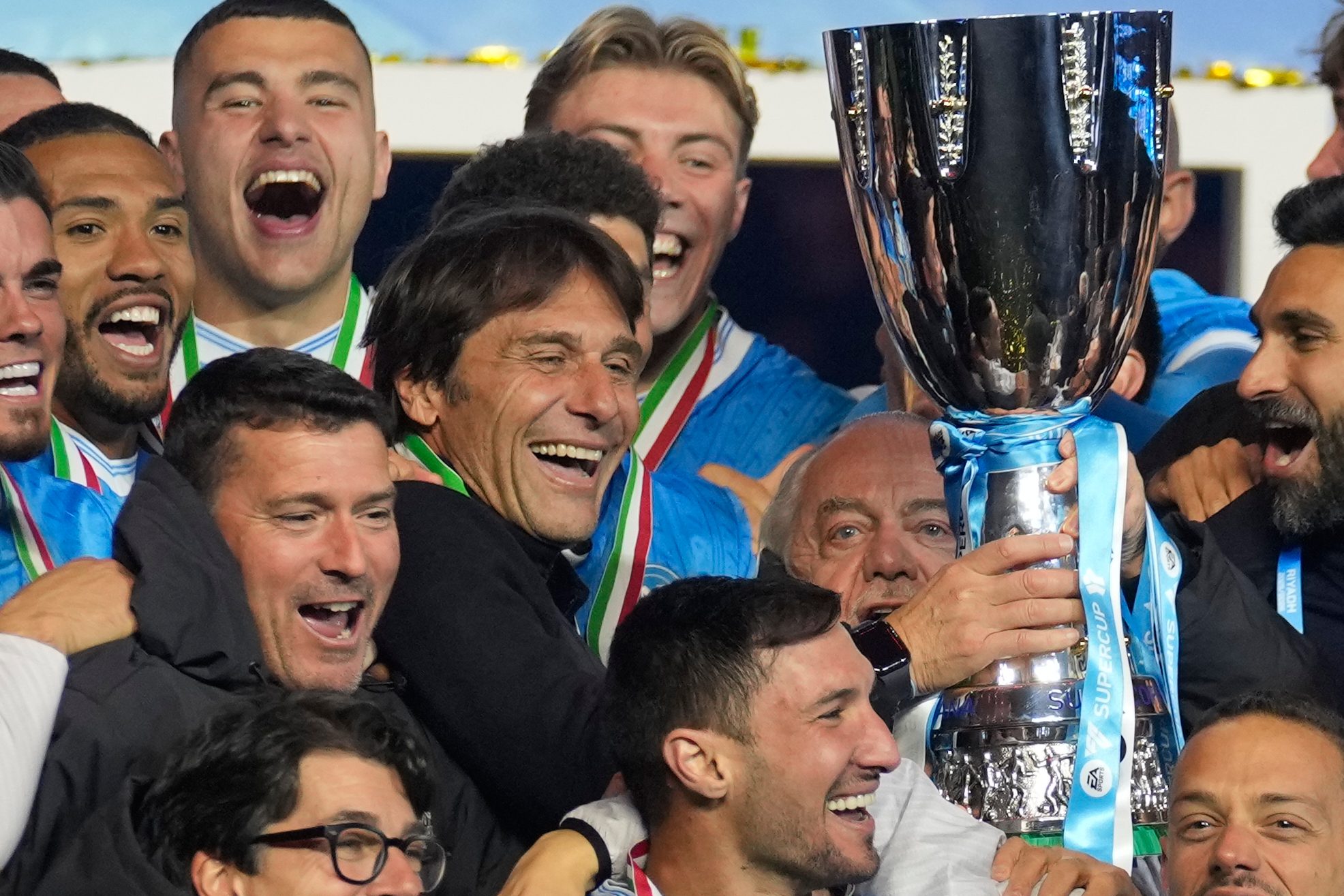 Antonio Conte con la Supercoppa Italiana, che ha vinto per la 3ª volta da allenatore.