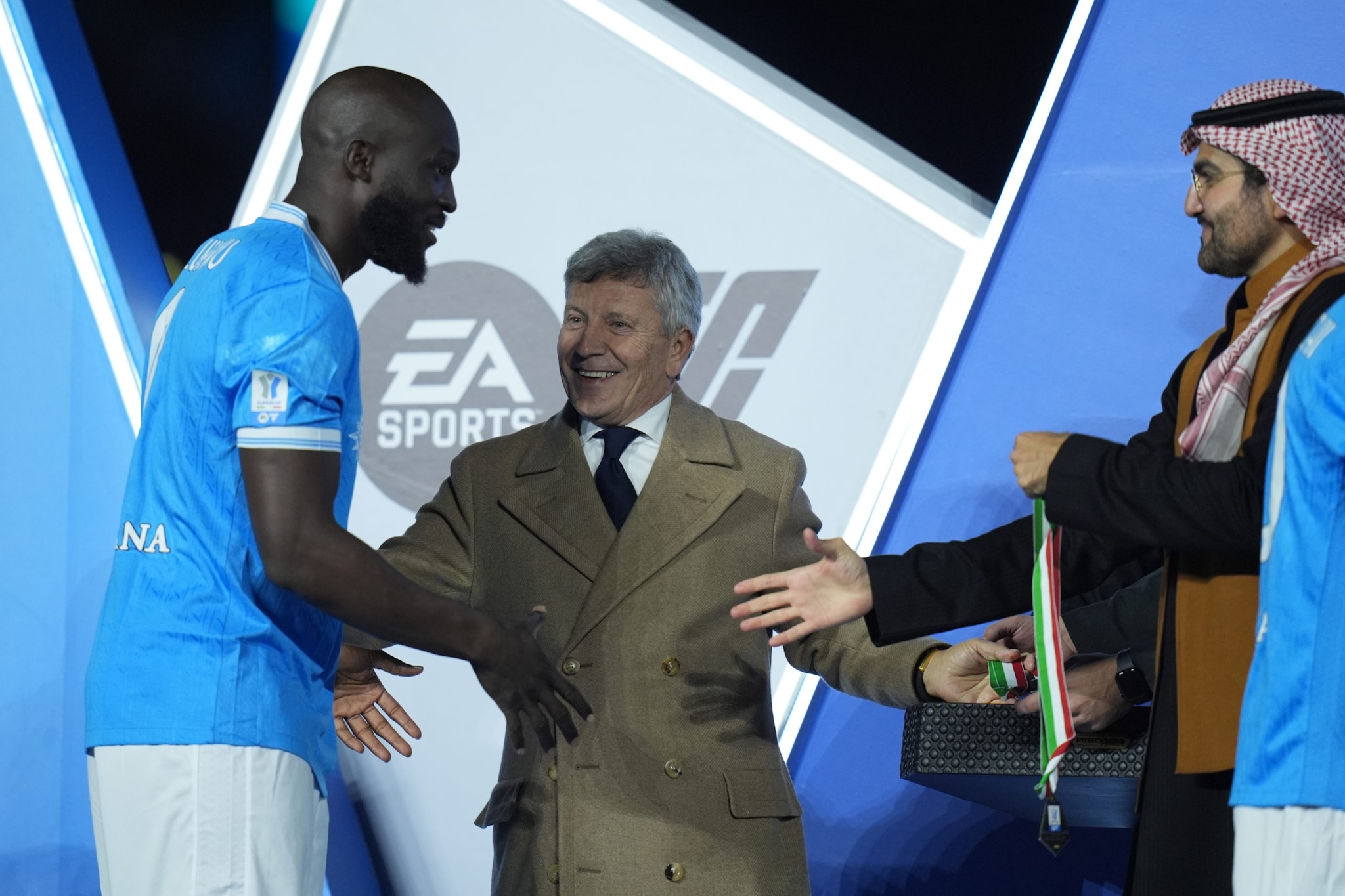 L’attaccante del Napoli mentre riceve la medaglia della Supercoppa Italiana 2025.