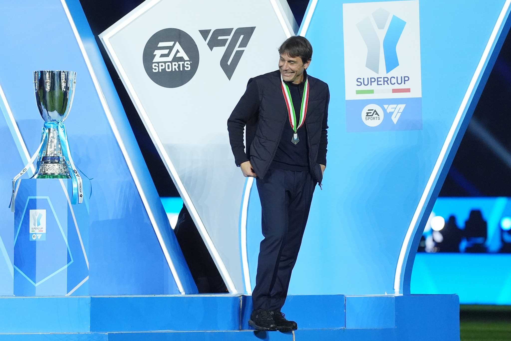 Antonio Conte dopo aver ricevuto la medaglia della Supercoppa Italiana 2025.