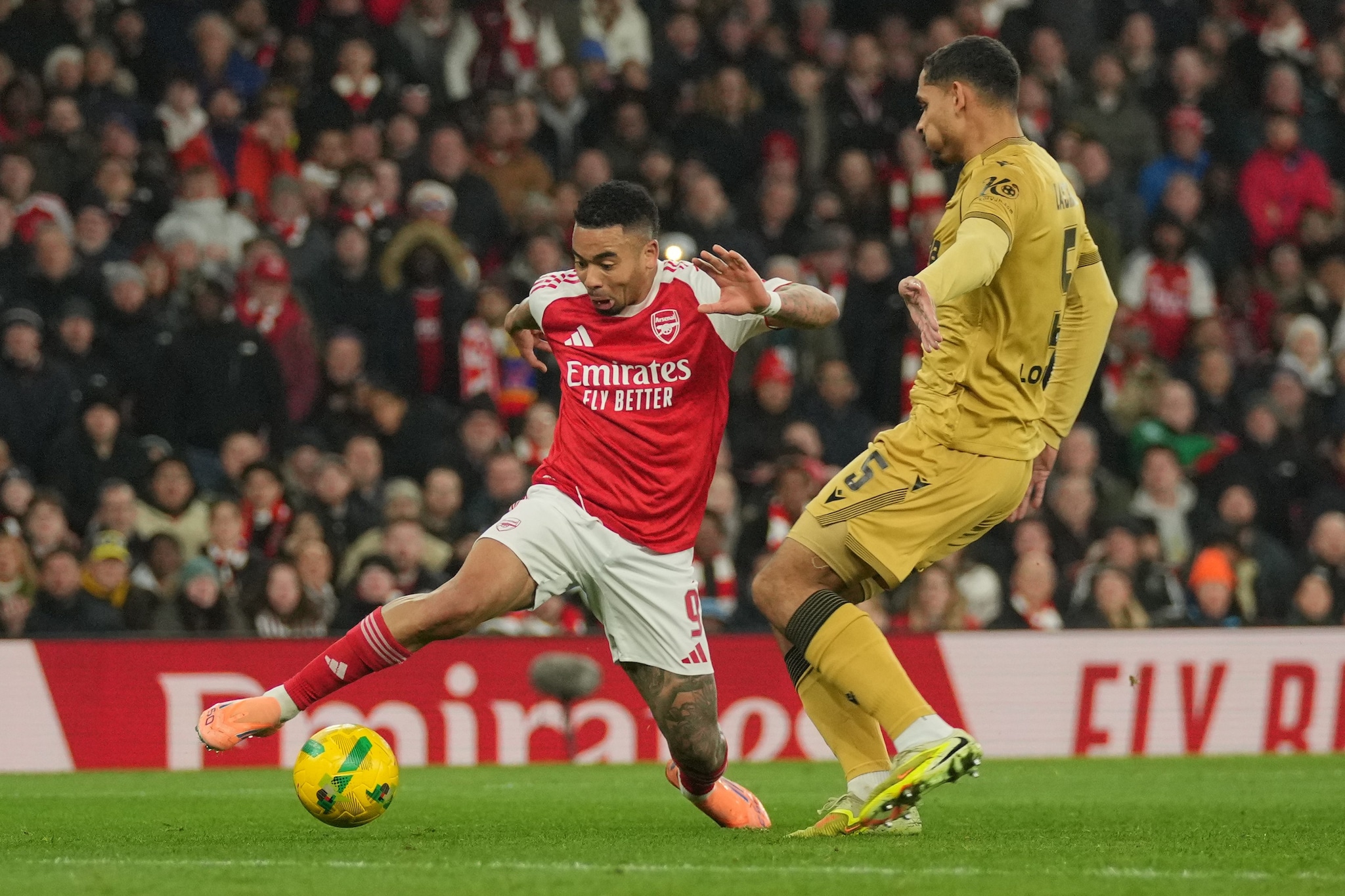 Lacroix in un’azione di gioco di Arsenal–Crystal Palace va a contrasto con Gabriel Jesus.