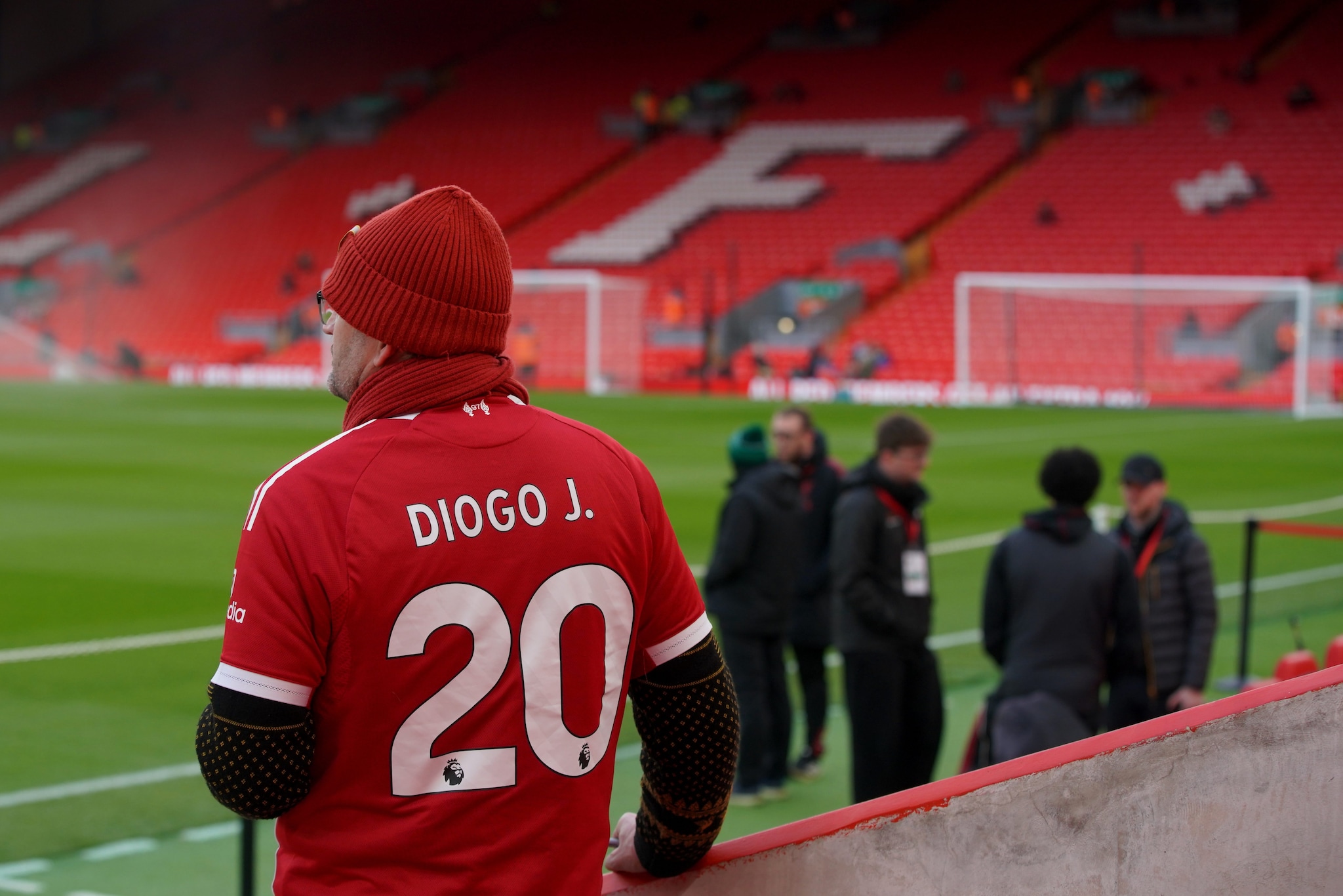Un tifoso con la maglia numero 20 di Diogo Jota sugli spalti di Anfield prima di Liverpool–Wolves.