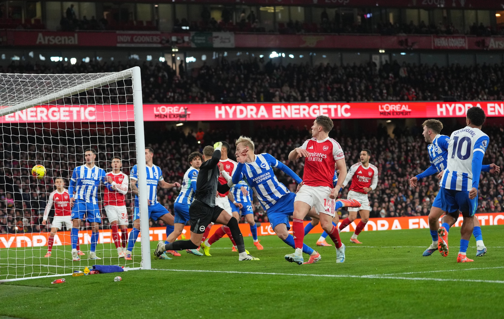 L’Arsenal ha battuto 2–1 il Brighton ed è rimasto così al comando della Premier League, il City è a due lunghezze.