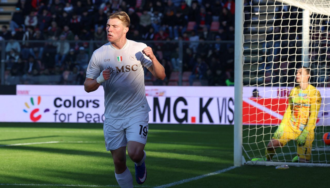 Hojlund trascina il Napoli con una doppietta contro la Cremonese: azzurri a -1 dal Milan capolista