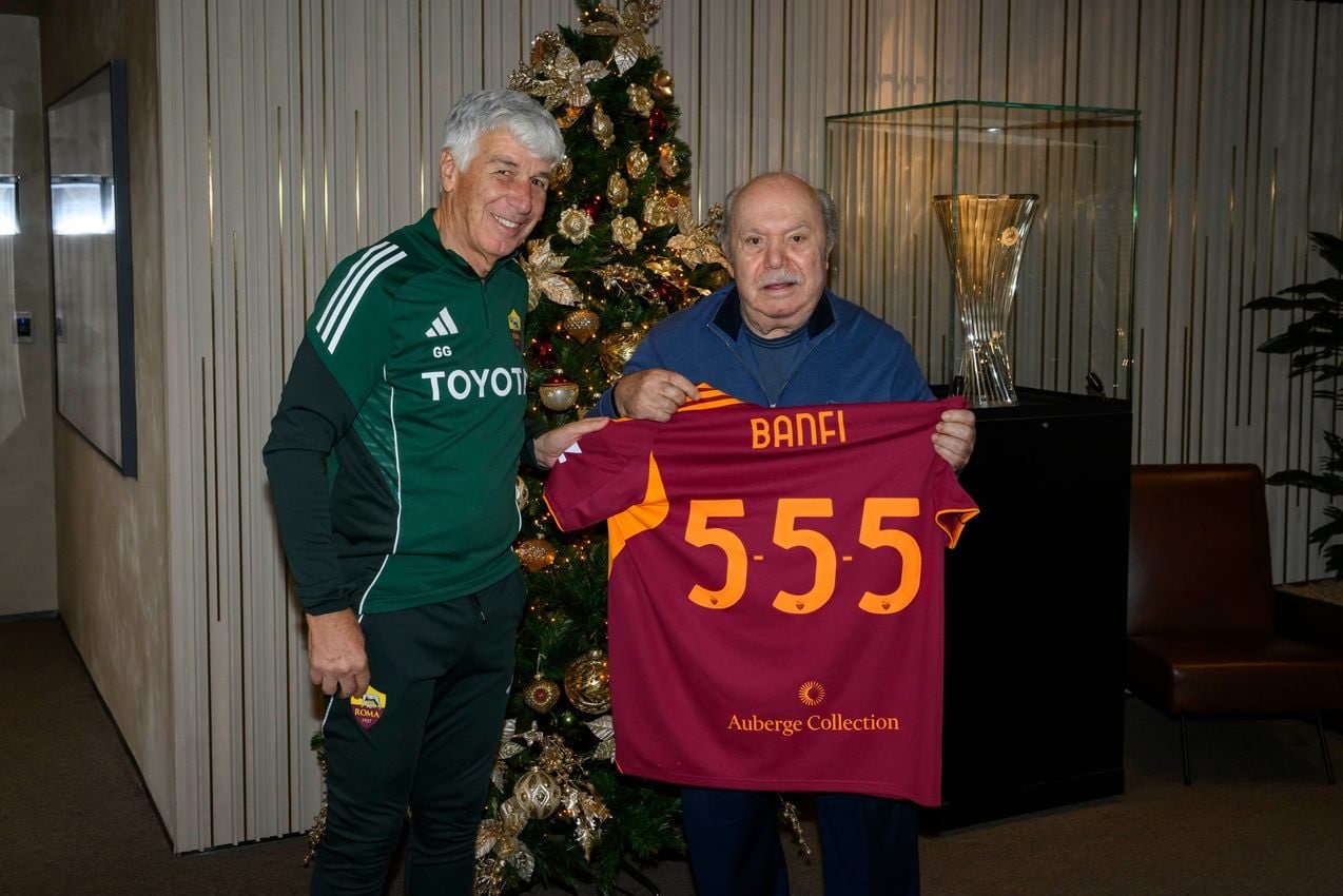 Lino Banfi con Gasperini e la maglia numero 555. (Foto AS Roma).