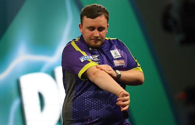 Luke Littler durante il torneo del 2024, quando venne punto da Ally Pally