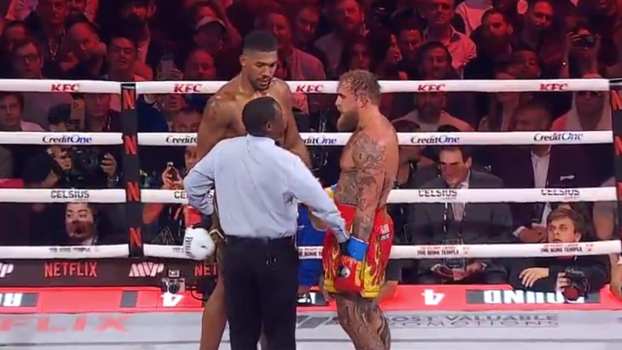Anthony Joshua mette KO Jake Paul, ma qualcosa non torna: i microfoni catturano cosa dice l'arbitro
