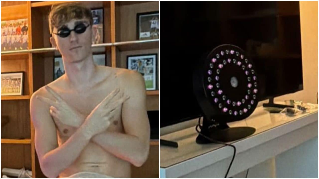 Dean Huijsen nudo davanti a una strana lampada nel salotto di casa sua: a cosa serve