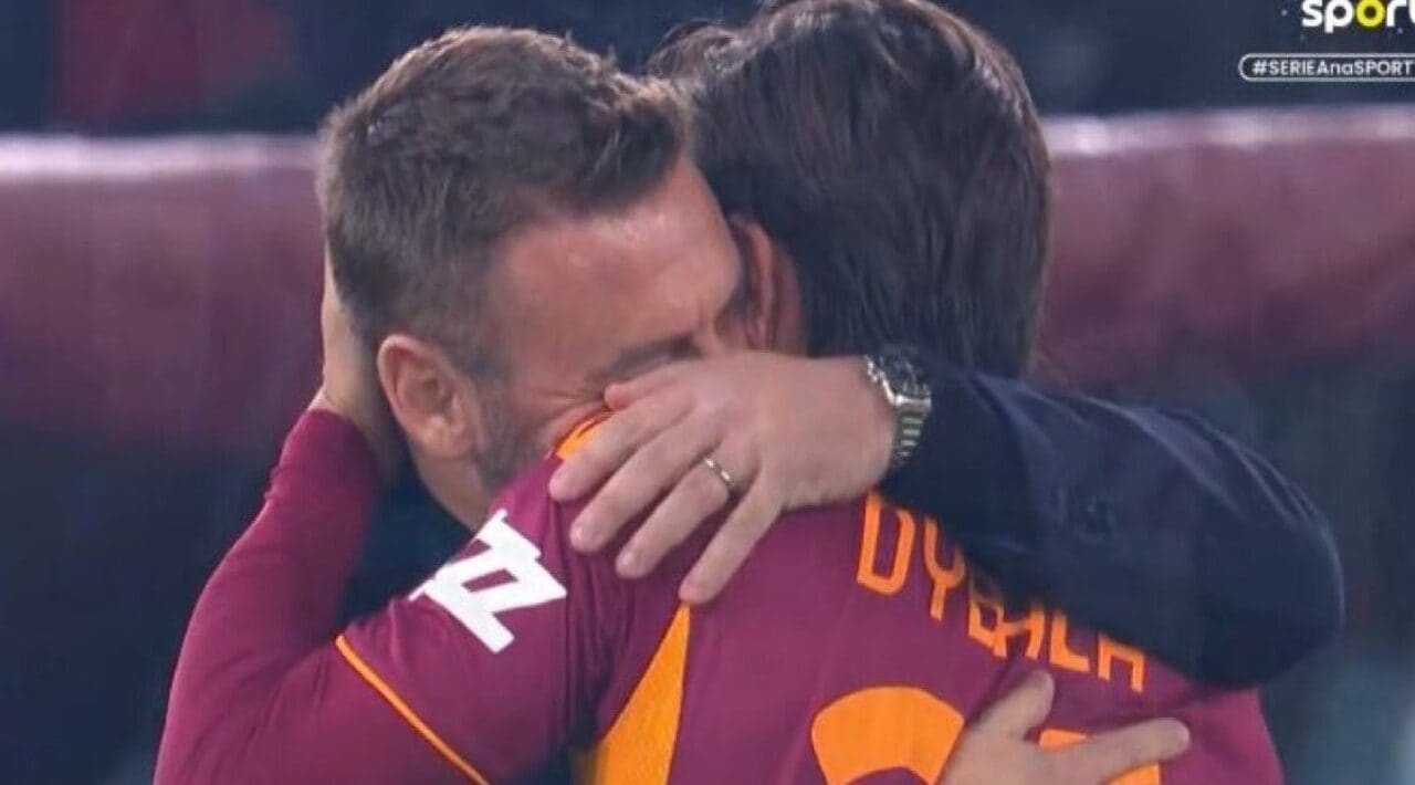 L'accoglienza dei tifosi della Roma per De Rossi e l'abbraccio con Dybala: "Bentornato a casa"