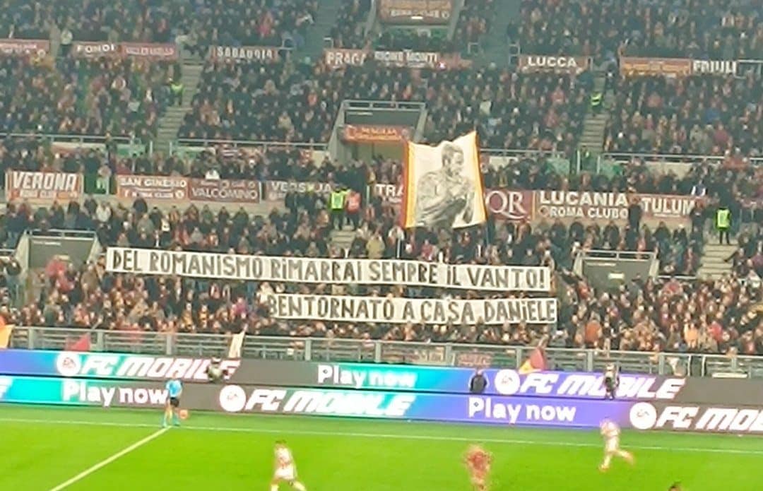 Uno degli striscioni esposti dedicati a De Rossi
