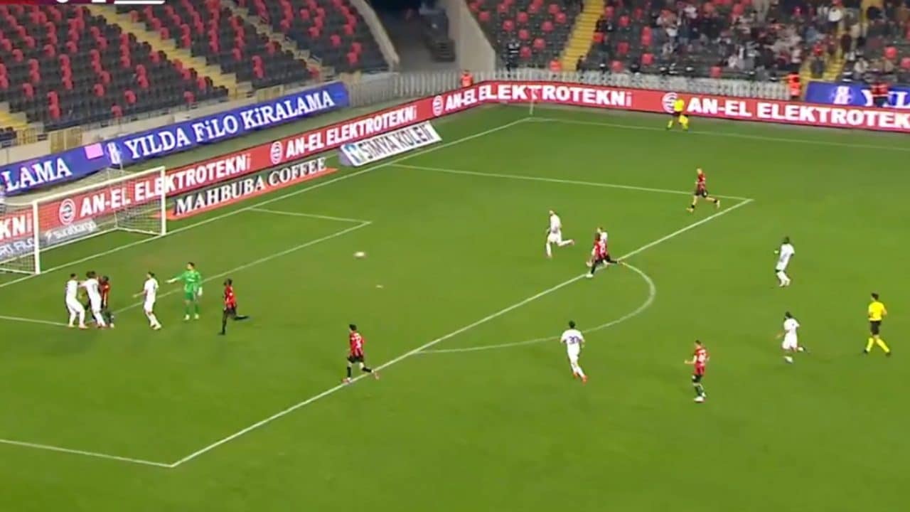 Il portiere lascia la porta per sedare la rissa e gli avversari segnano: gol surreale in Turchia