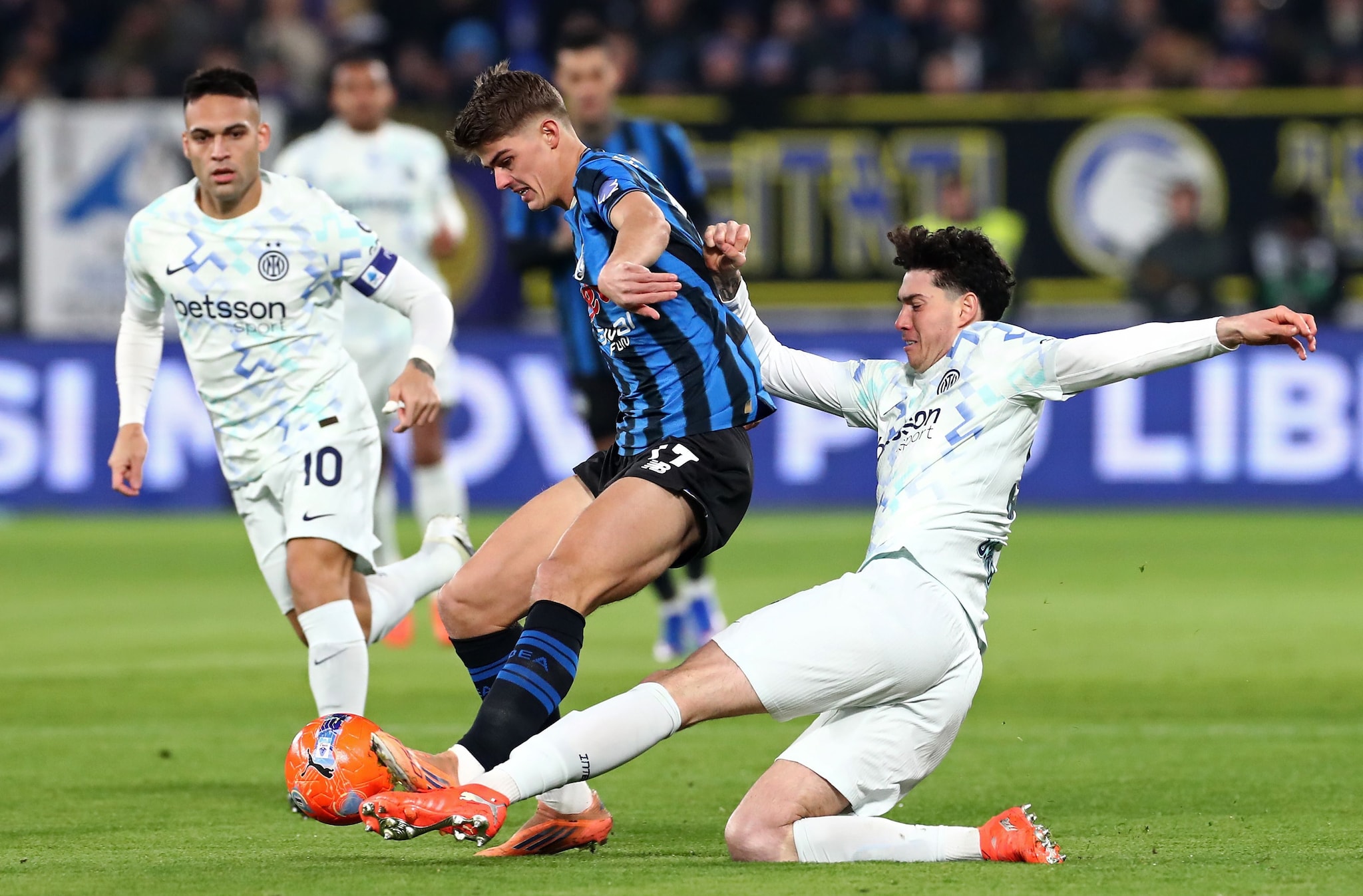 Il pallone arancione durante Atalanta–Inter.