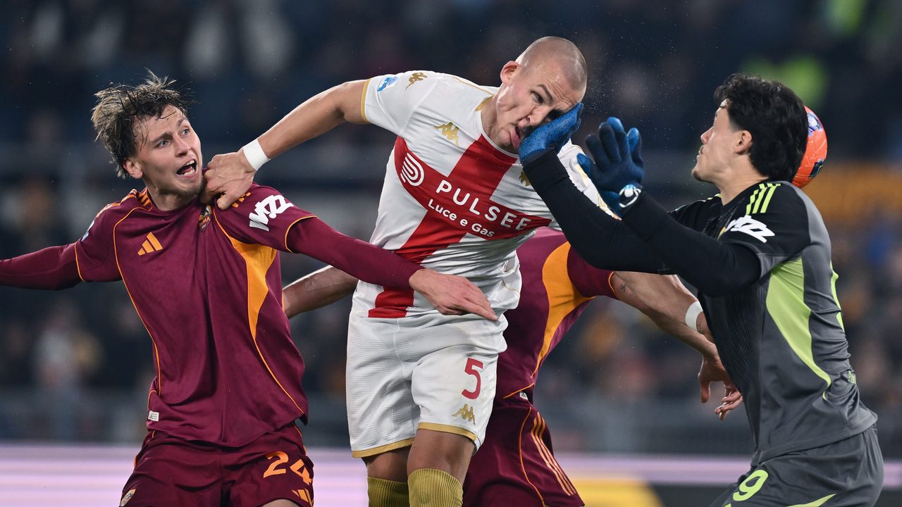 Svilar colpisce Ostigard al volto in Roma-Genoa: perché l'arbitro non ha fischiato il rigore