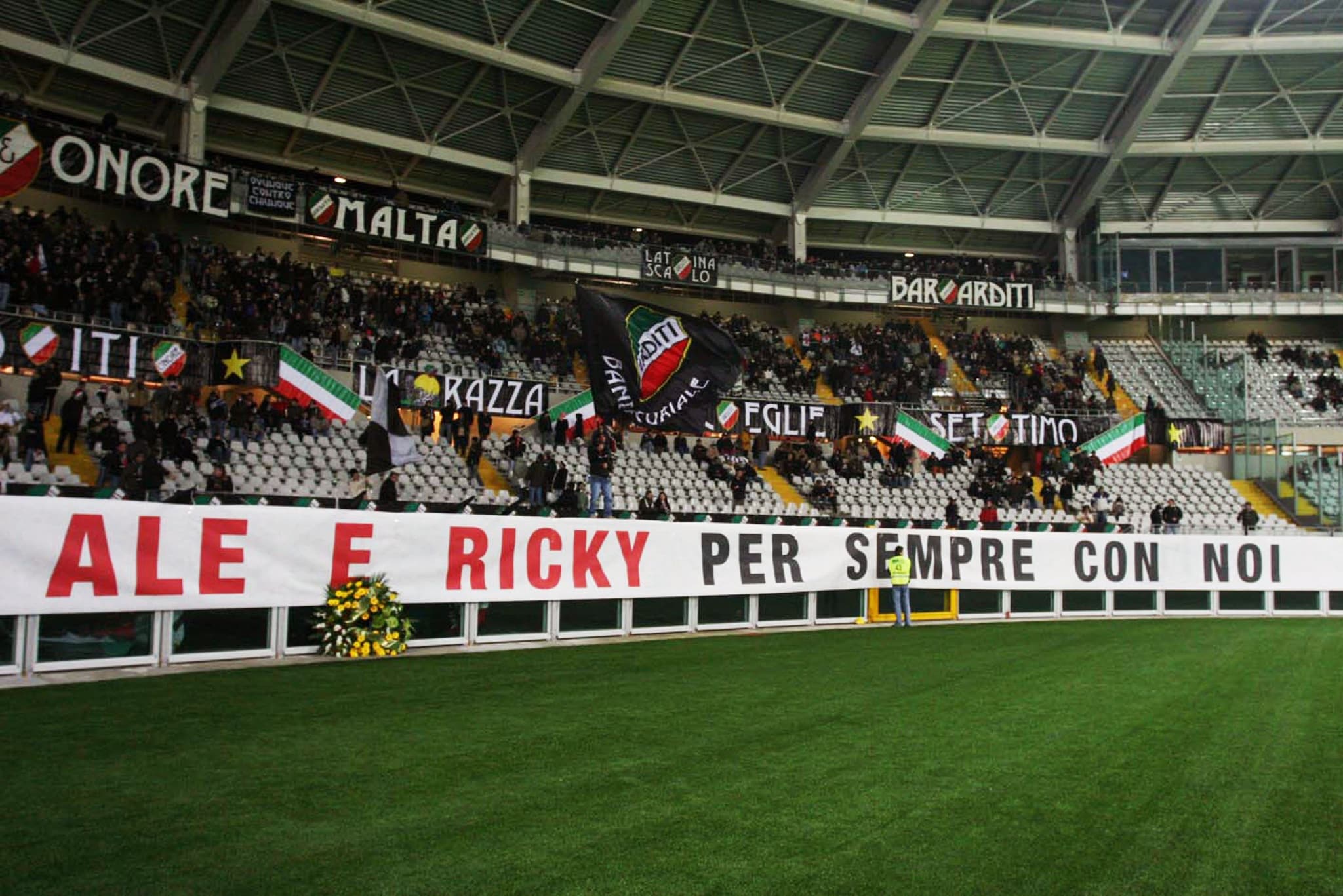 Lo striscione dedicato a Neri e Ferramosca da parte dei tifosi della Juventus.