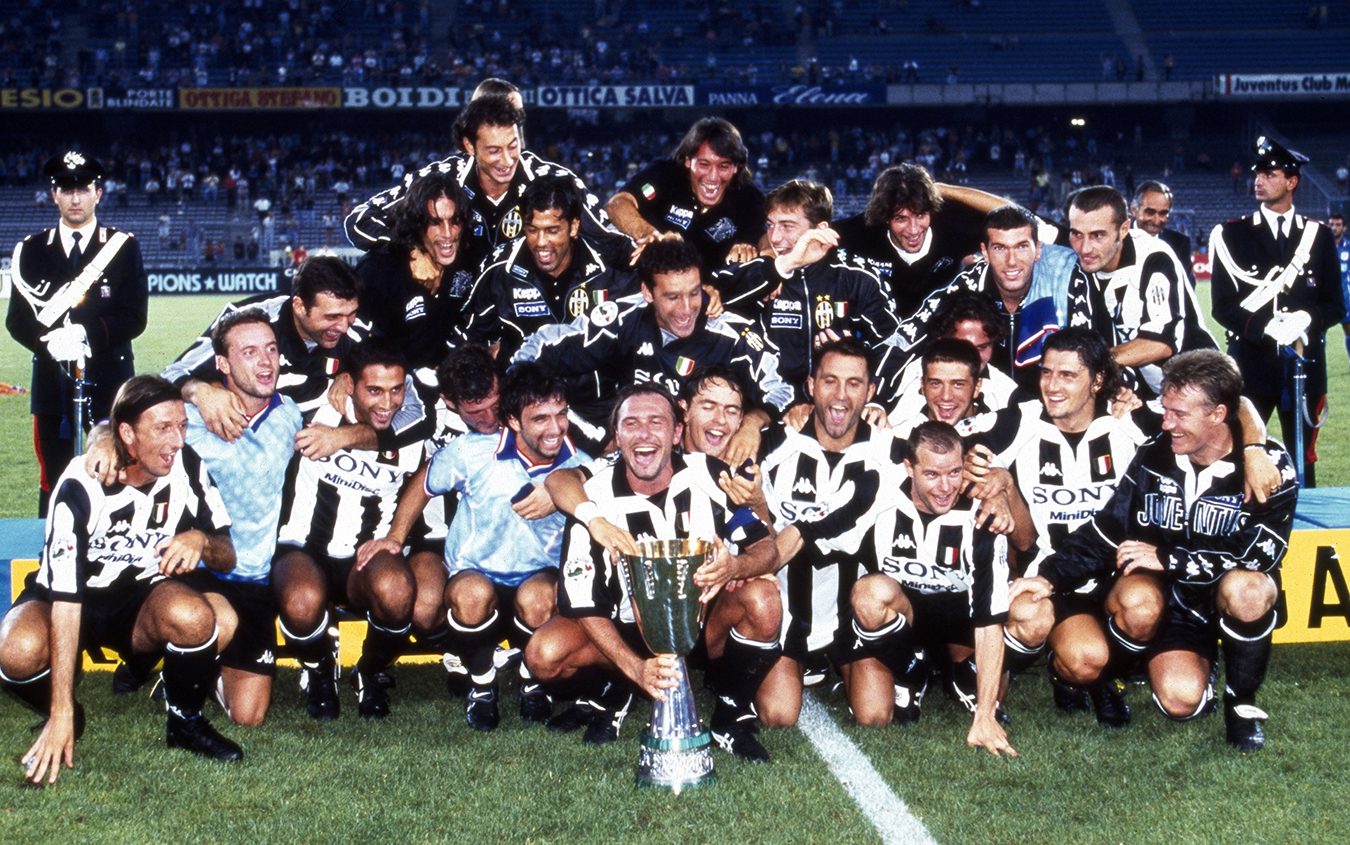 La Juventus è il club più vincente nella storia della competizione con nove successi: qui durante la festa nell’edizione del 1997.