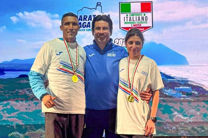 Lhoussaine Oukhrid con la medaglia al collo dopo la Maratona Maga Circe del febbraio 2025