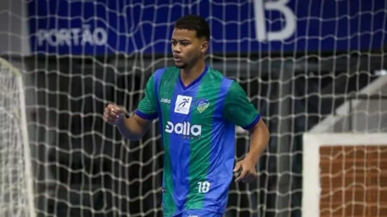 Giovane promessa del futsal muore a 20 anni precipitando dal tetto dell'hotel: tragedia in Brasile
