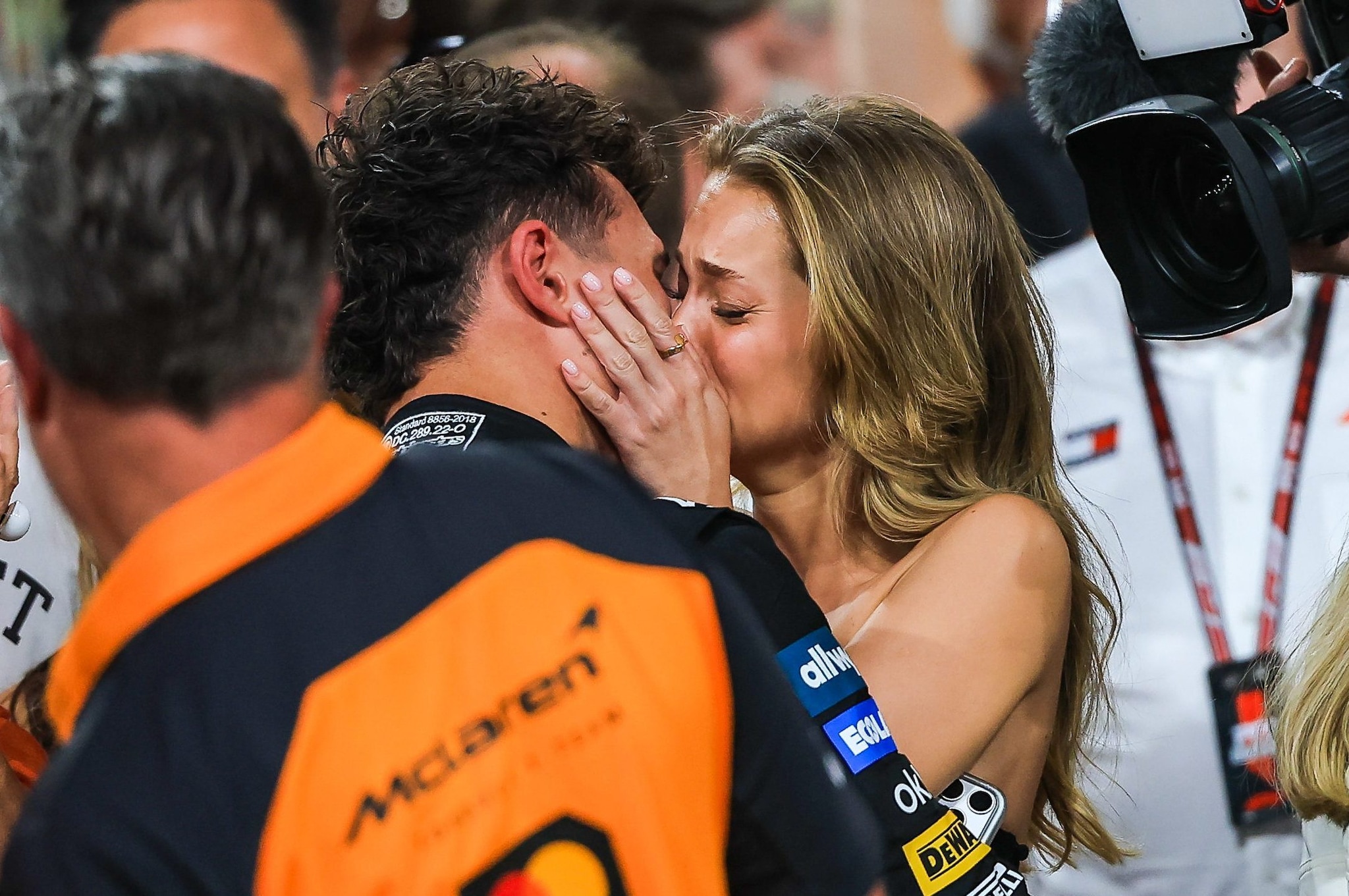Il bacio tra Lando Norris e Margarida Corceiro dopo il GP di Abu Dhabi