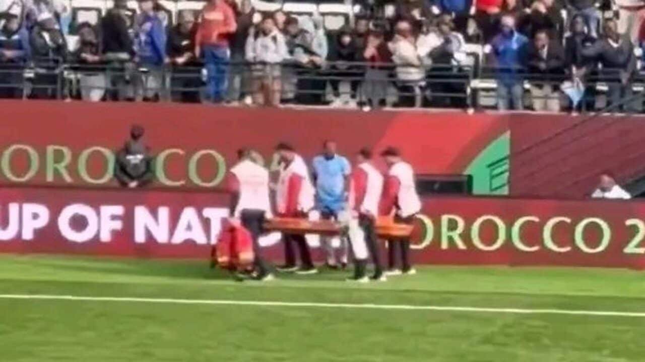 Il giocatore scende dalla barella appena uscito dal campo