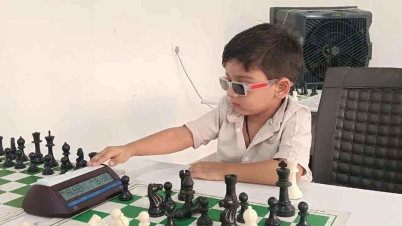 Un bambino indiano di tre anni fa la storia: è il più giovane scacchista classificato, non sa leggere