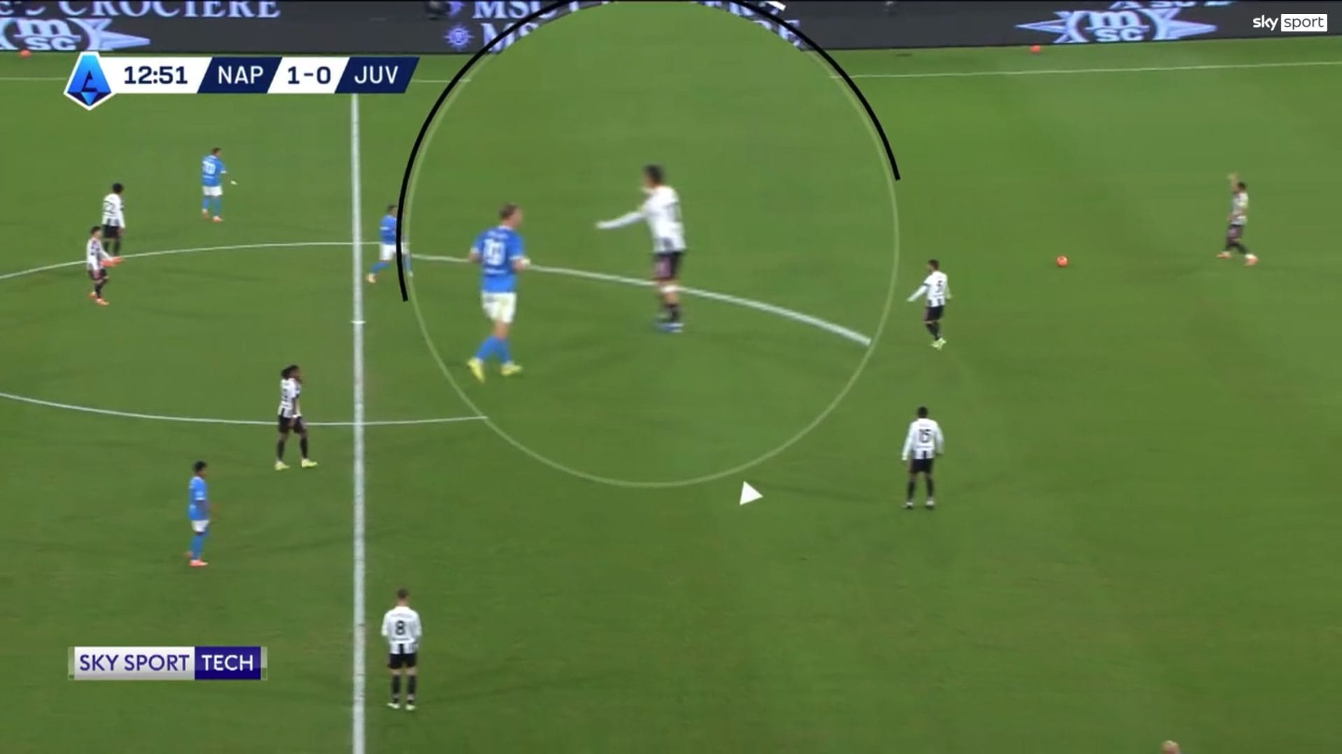 Il gesto di Yildiz spazientito dal mancato movimento dei suoi compagni e dal pressing del Napoli (immagini Sky).