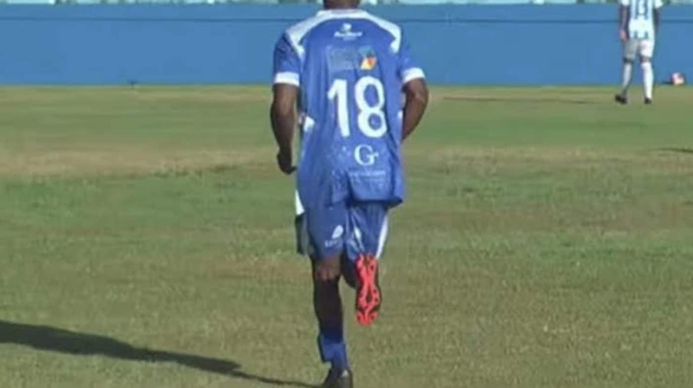 Yuri de Carvalho indossa un braccialetto elettronico sotto il calzettone sinistro