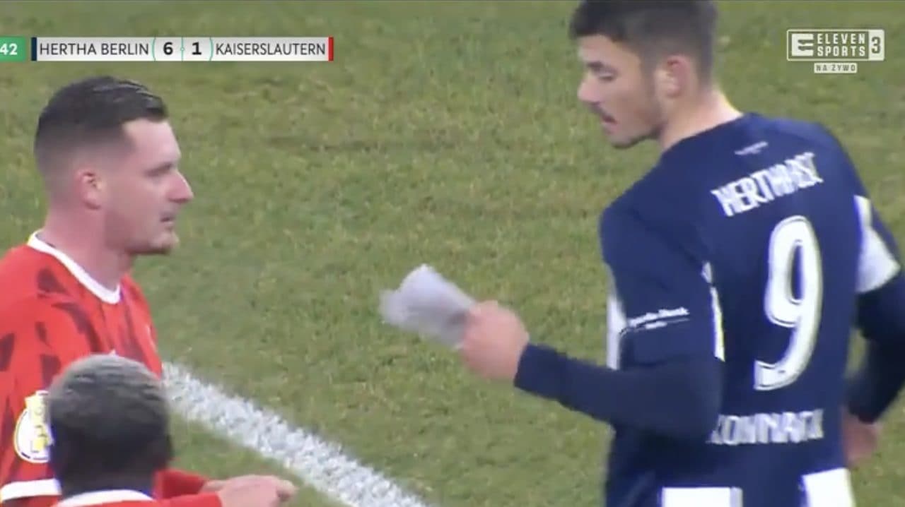 Kownacki ruba all’avversario il pizzino con le indicazioni della panchina e legge tutto: è umiliante